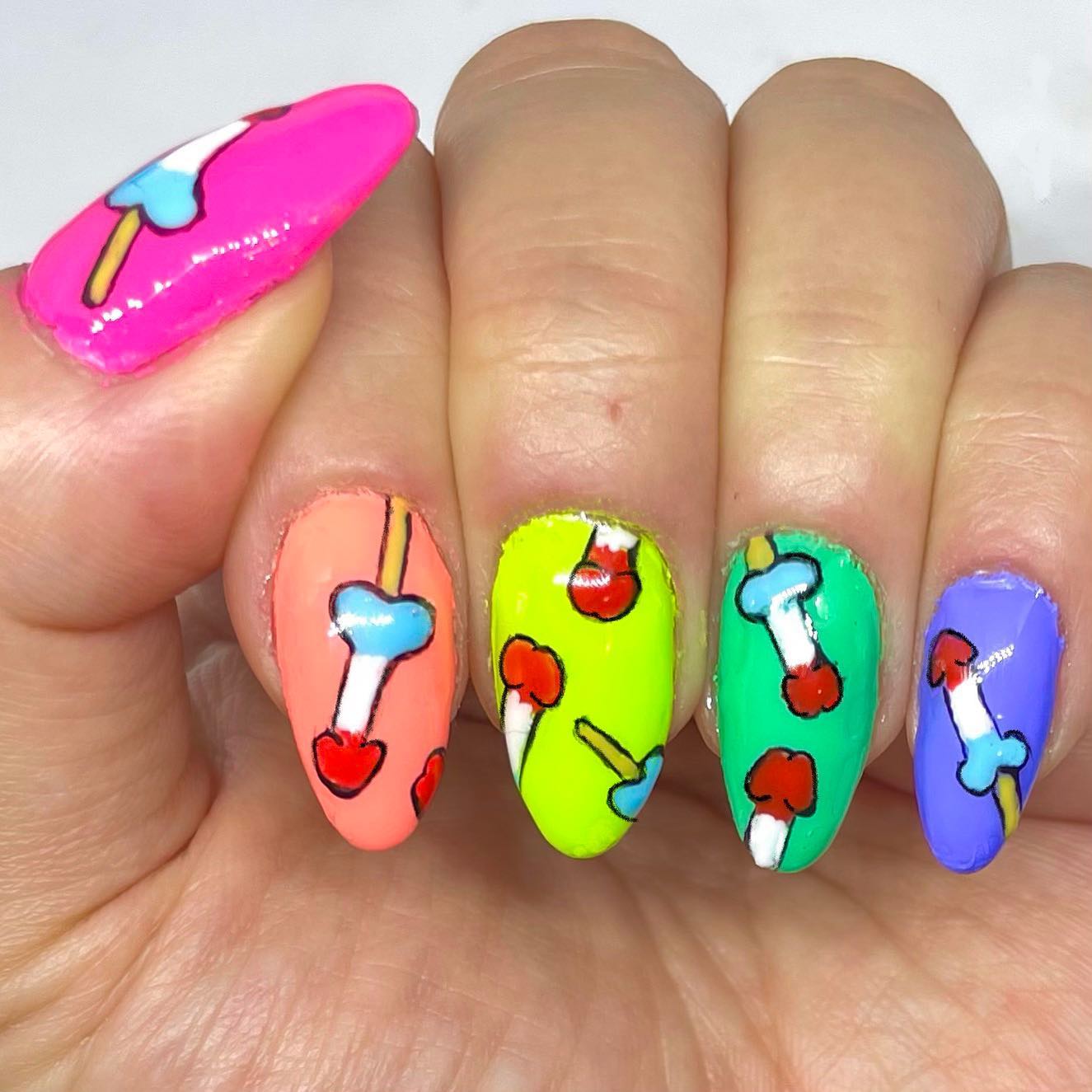Neon nail polishes are perfect to wear in sunny days, aren't they? On top of your beautiful neon nails, you can add some super-normal popsicles!