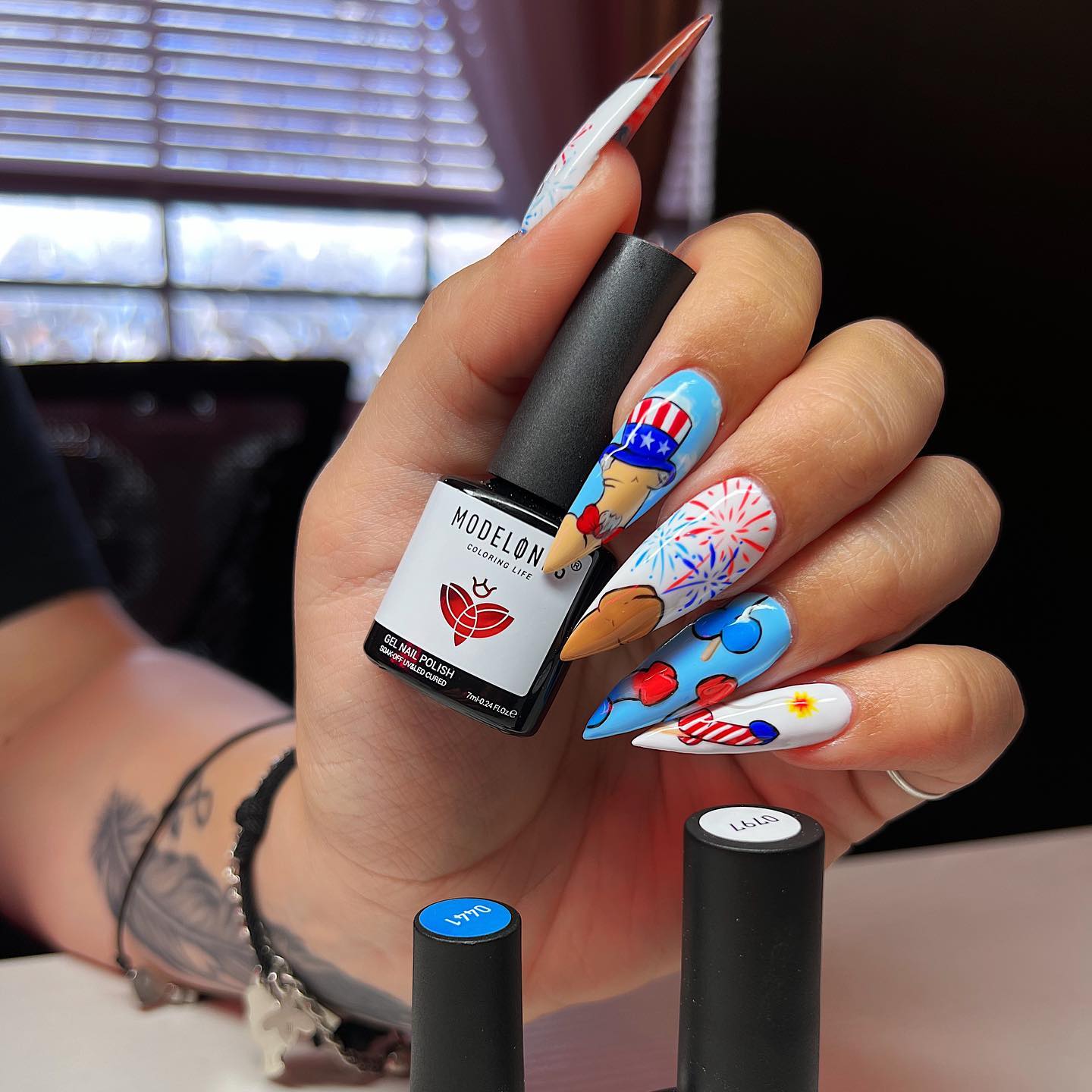 Is there a better way to celebrate the 4th of July by wearing nails like the one above?  Just have fun with your themed nails.