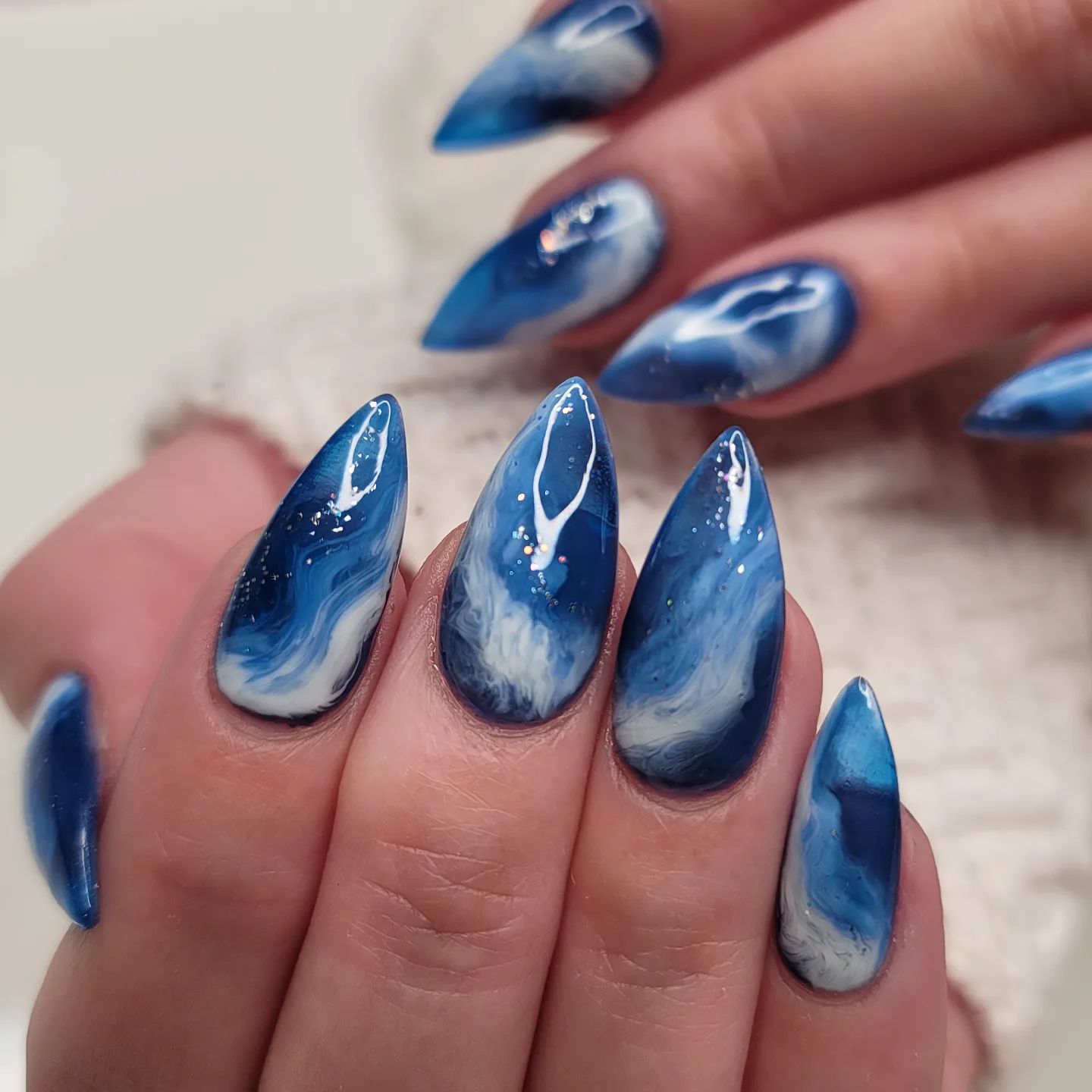 Is there a more relaxing thing than listening to the waves of a sea or an ocean? If the answer is 'no' for you, you should show these waves on stiletto your nails.