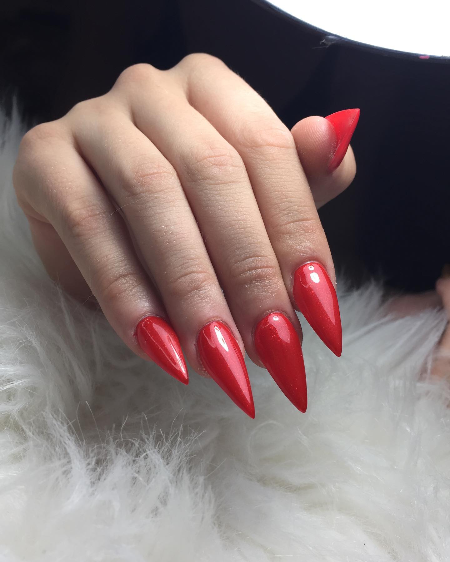  Who can say no to this shiny and sexy red stiletto nails? If you want to attract people, give it a shot.