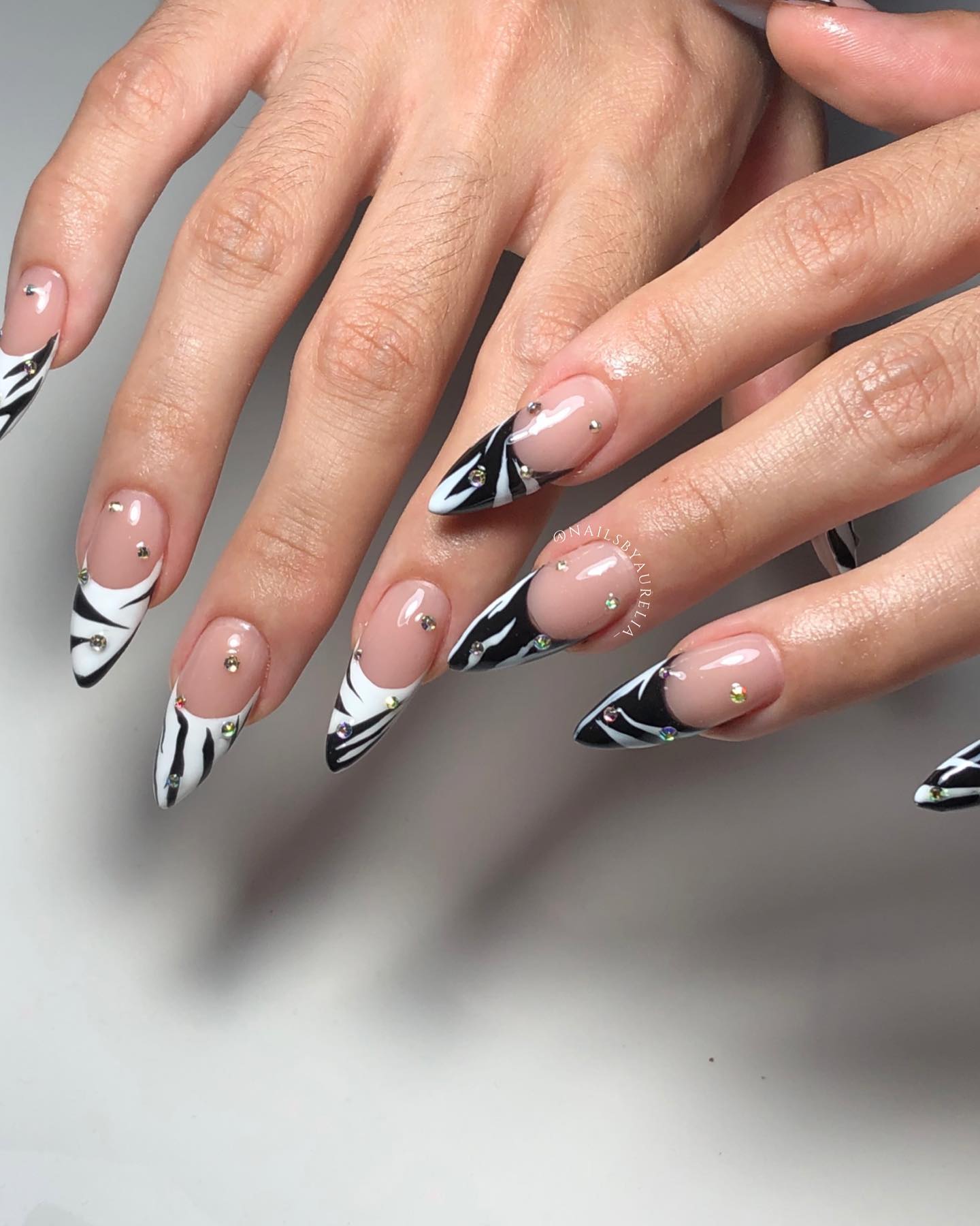 This nail design is great especially for zebra print lovers! On the left hand, black print is in the foreground while on the right hand, it's the opposite.