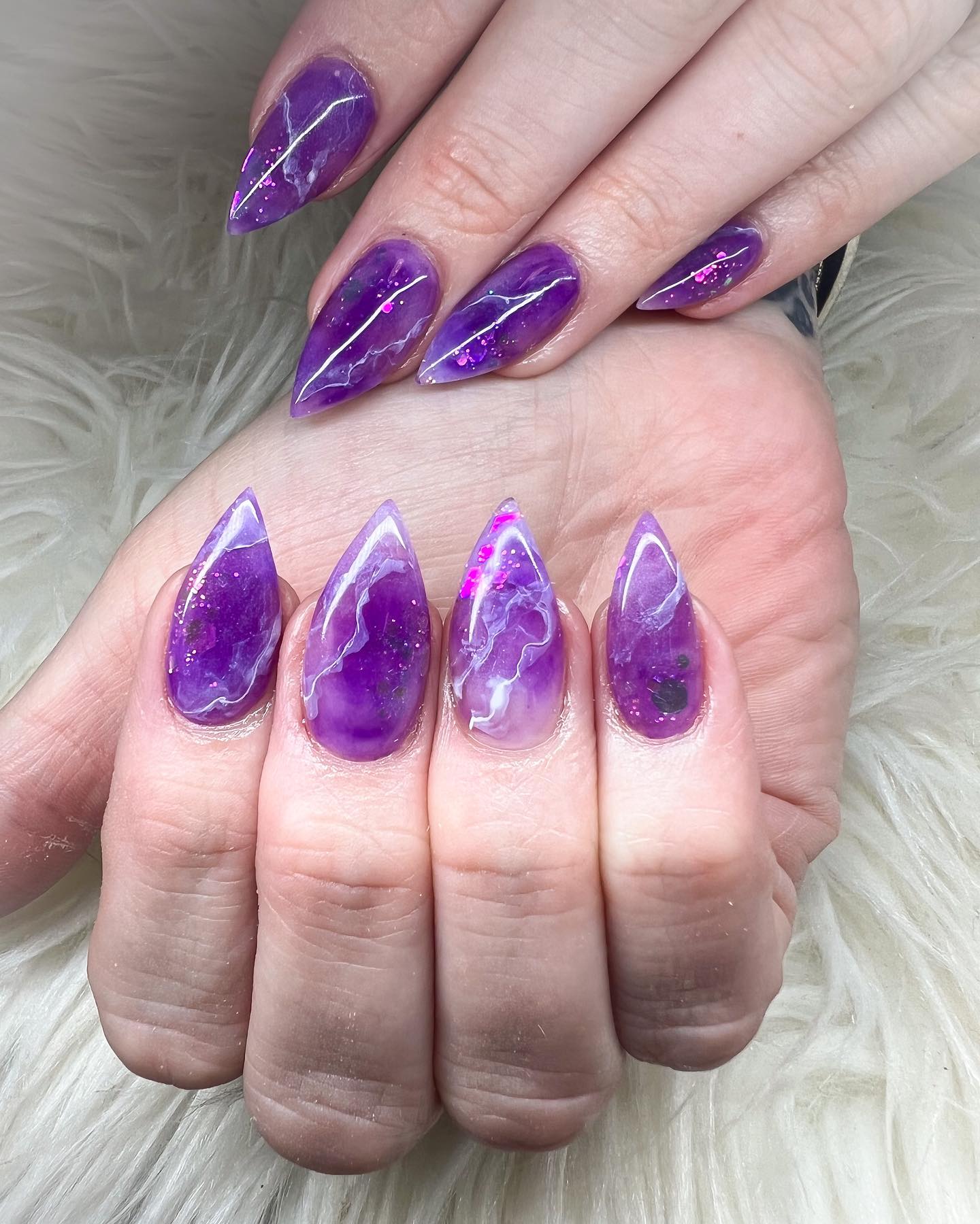 Estas uñas stiletto de gelatina llevarán tus uñas a un nuevo nivel.  El color violeta se ve increíble.