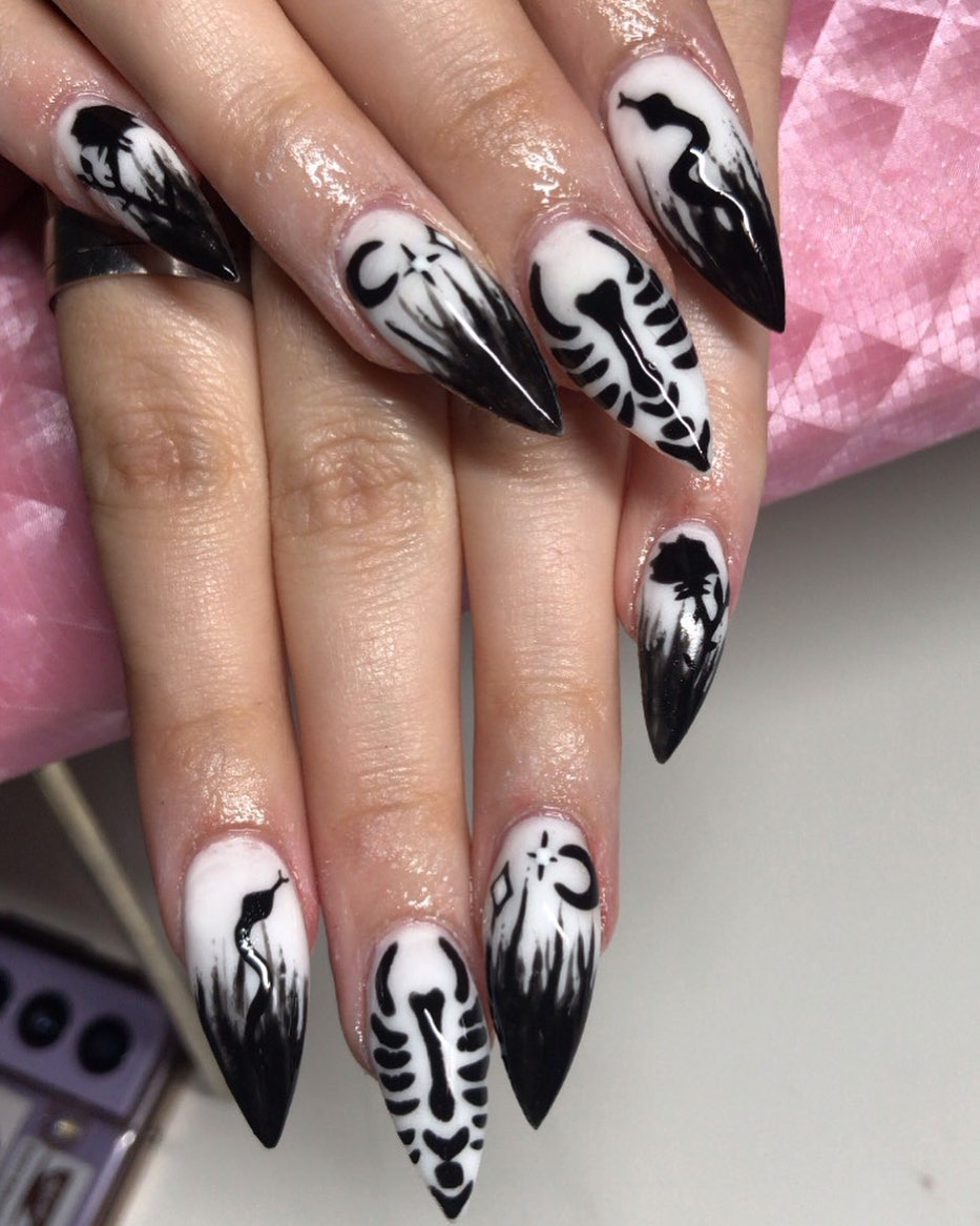 Snakes, skeletons, roses... To get gothic nails, this may be one of the best designs. It can be a nice option great for Halloween.