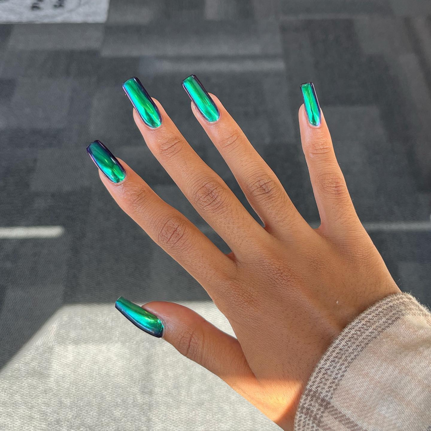 Chrome nails offer a shiny look that not all nail polishes can do. In sunny days, there is no better choice than applying a green chrome mani.
