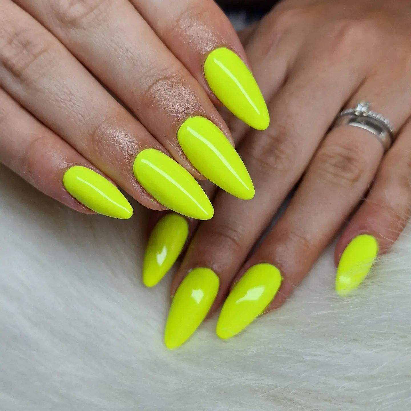 A shade of color between yellow and green is ready to make you look like a star in summer! Try it out if you want to shine.