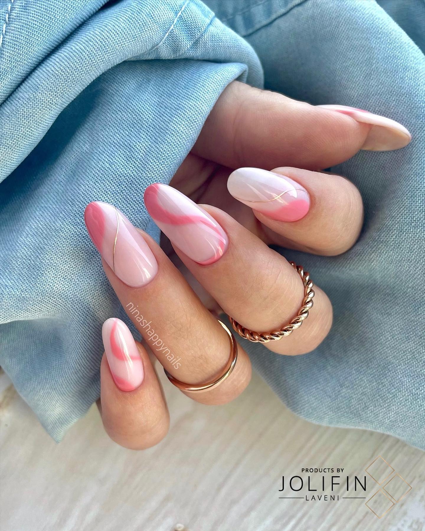 Debe ser una sensación increíble tener estas uñas en forma de remolino.  Grandes remolinos rosados ​​y algunos dorados hacen que estas uñas sean fabulosas.