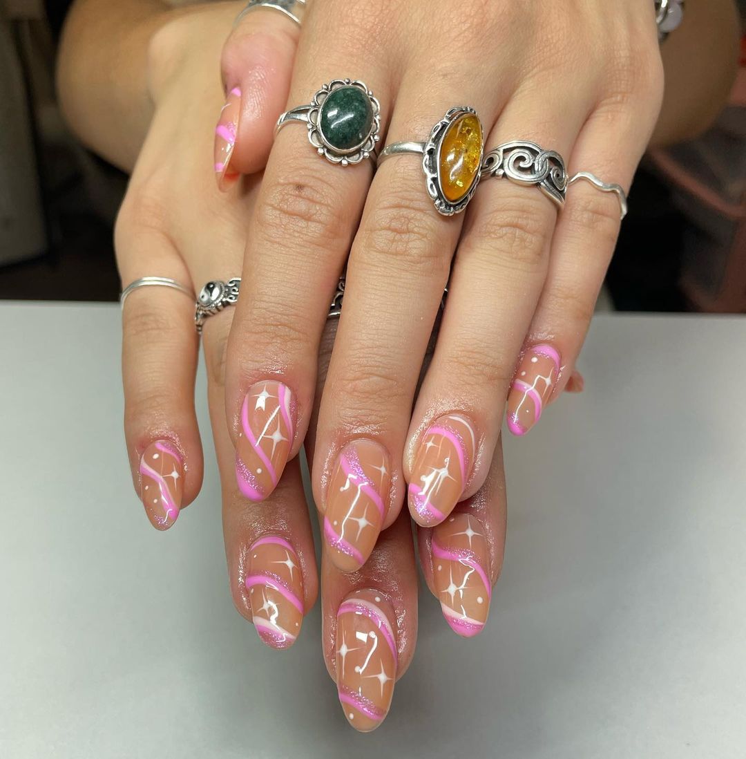Pink swirl with stars sound like a great idea, doesn't it? A princess look is easy to achieve with these swirl nails.