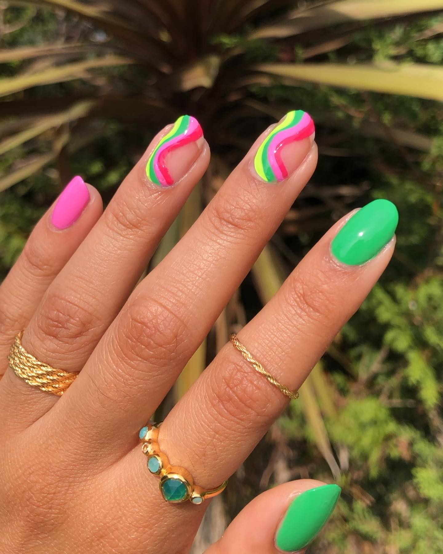 No todas tus uñas deberían estar llenas de remolinos.  Puedes tener remolinos como tus uñas decorativas como las de arriba.  Los colores también combinan mucho.