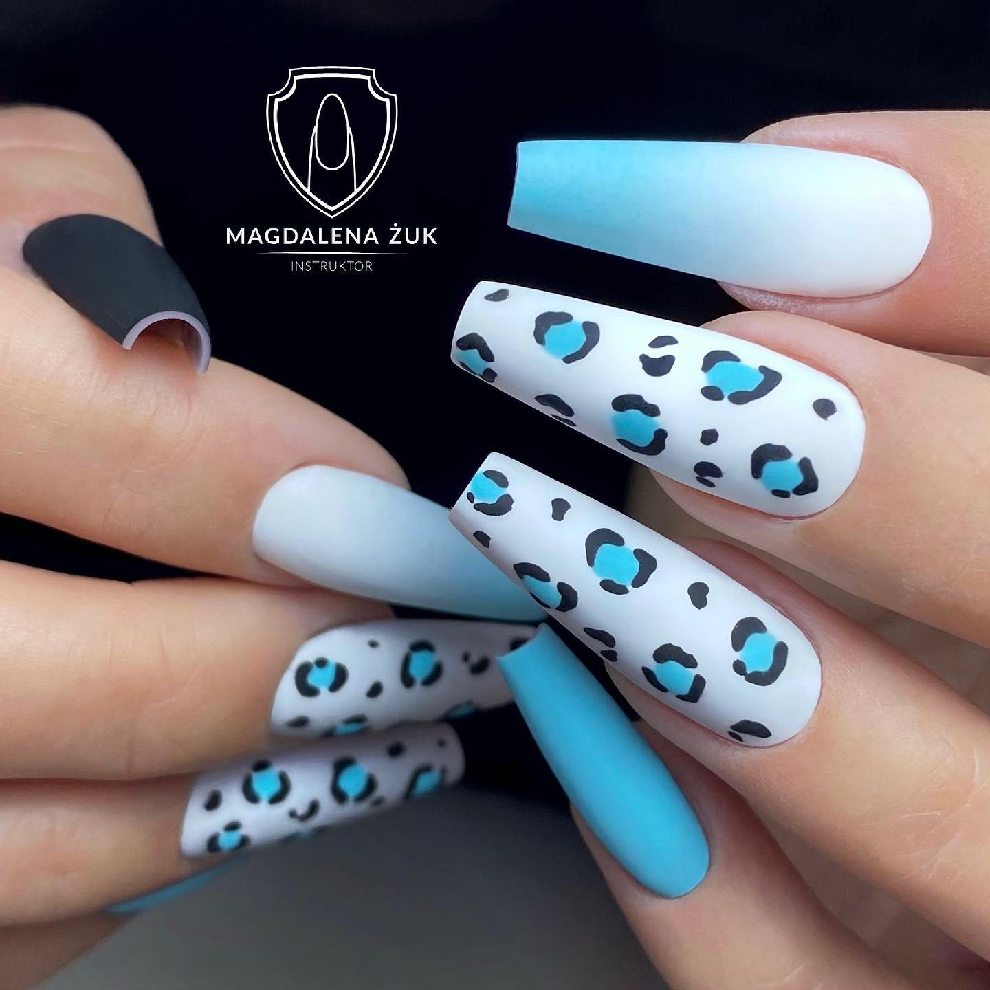 One of the most popular color combinations is definitely blue and white. They look so clean and neat. Plus, to take this great color combo to a different level, animal prints are ready and they rock. Let's show off your wild side!