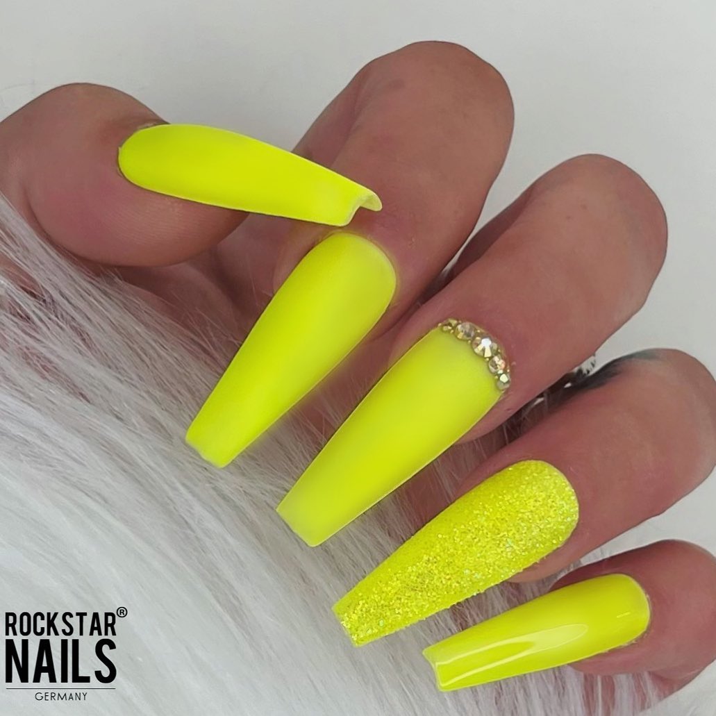 One of the most eye catching colors is definitely neon ones! A yellow neon nail polish can change everything and make you feel like a queen that stand out from the crowd. Long ballerina nails are best combined with it.