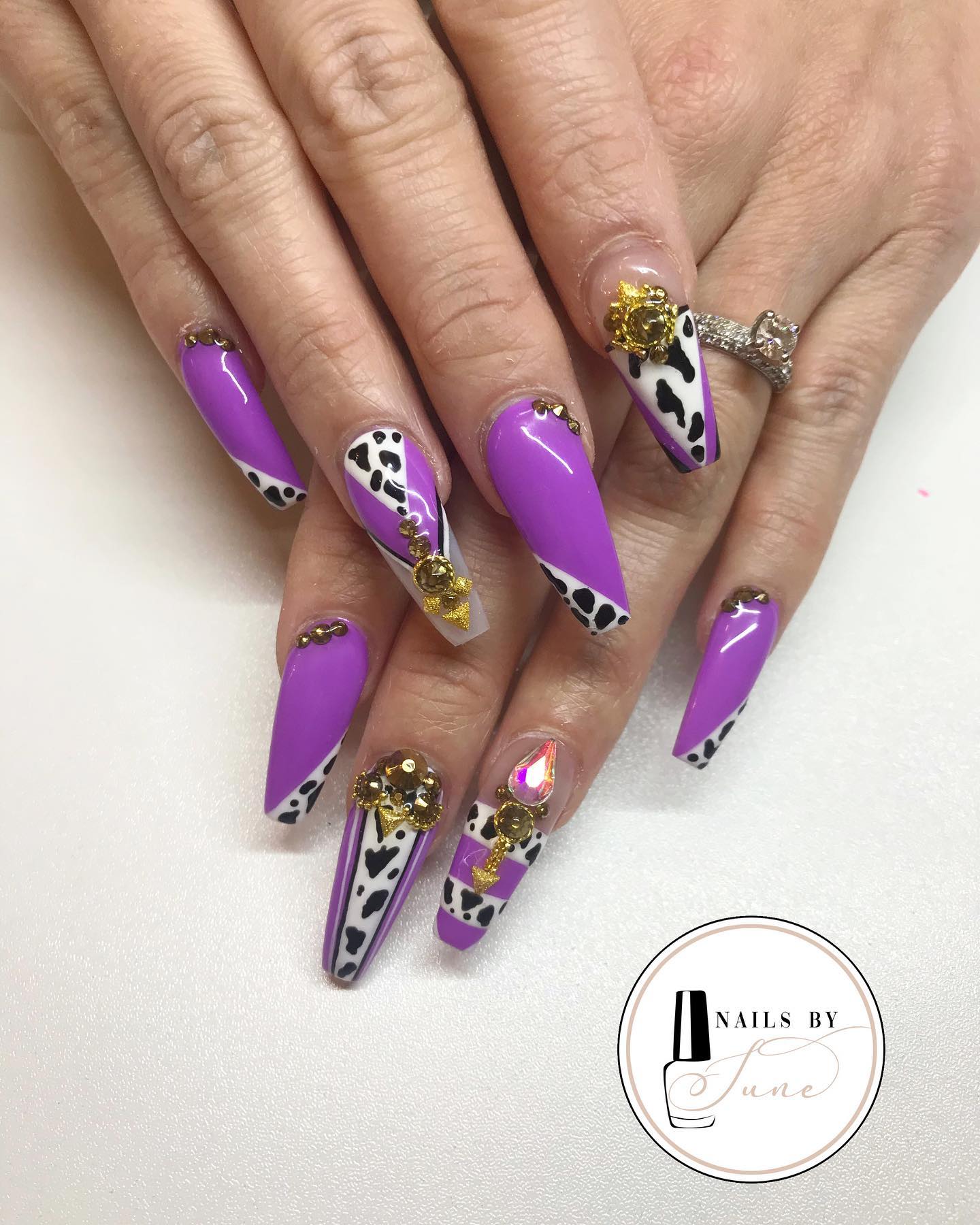 Wanna look like a queen with your nail design? Here is an awesome purple cow print nail art! In the shape of triangles, cow prints offer a perfect look. If you want more of that, stick shiny stones on top of your nails to shine brighter.