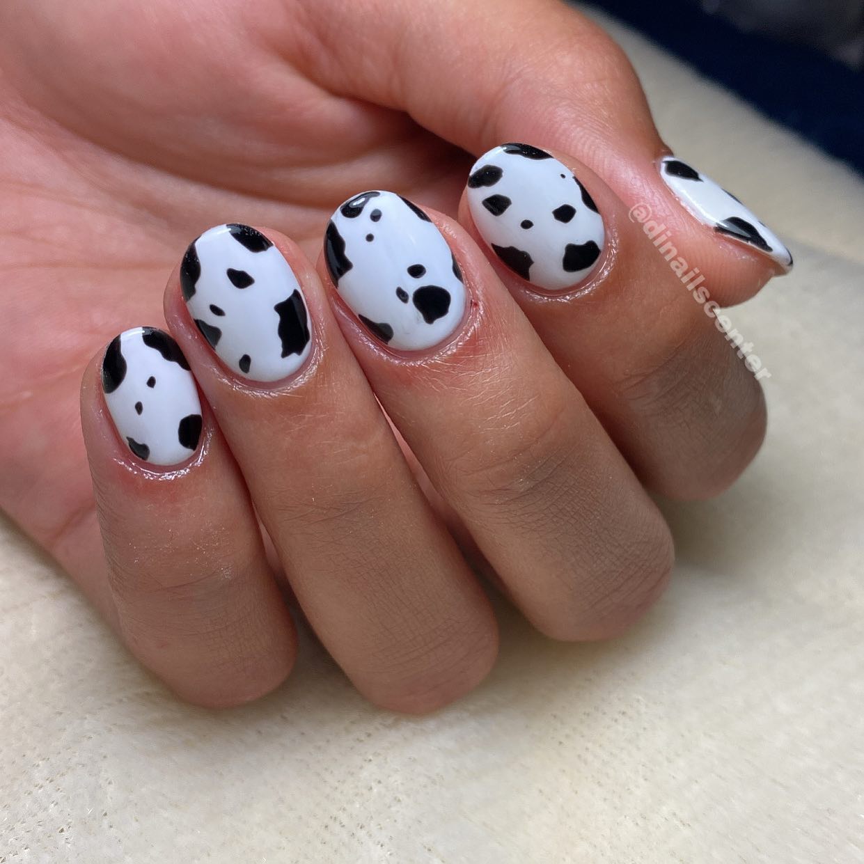 We love the oval shape of these nails! It's such a great way to make your hands look longer and more slender. The cow print is super cute and classic, so why not applying them?