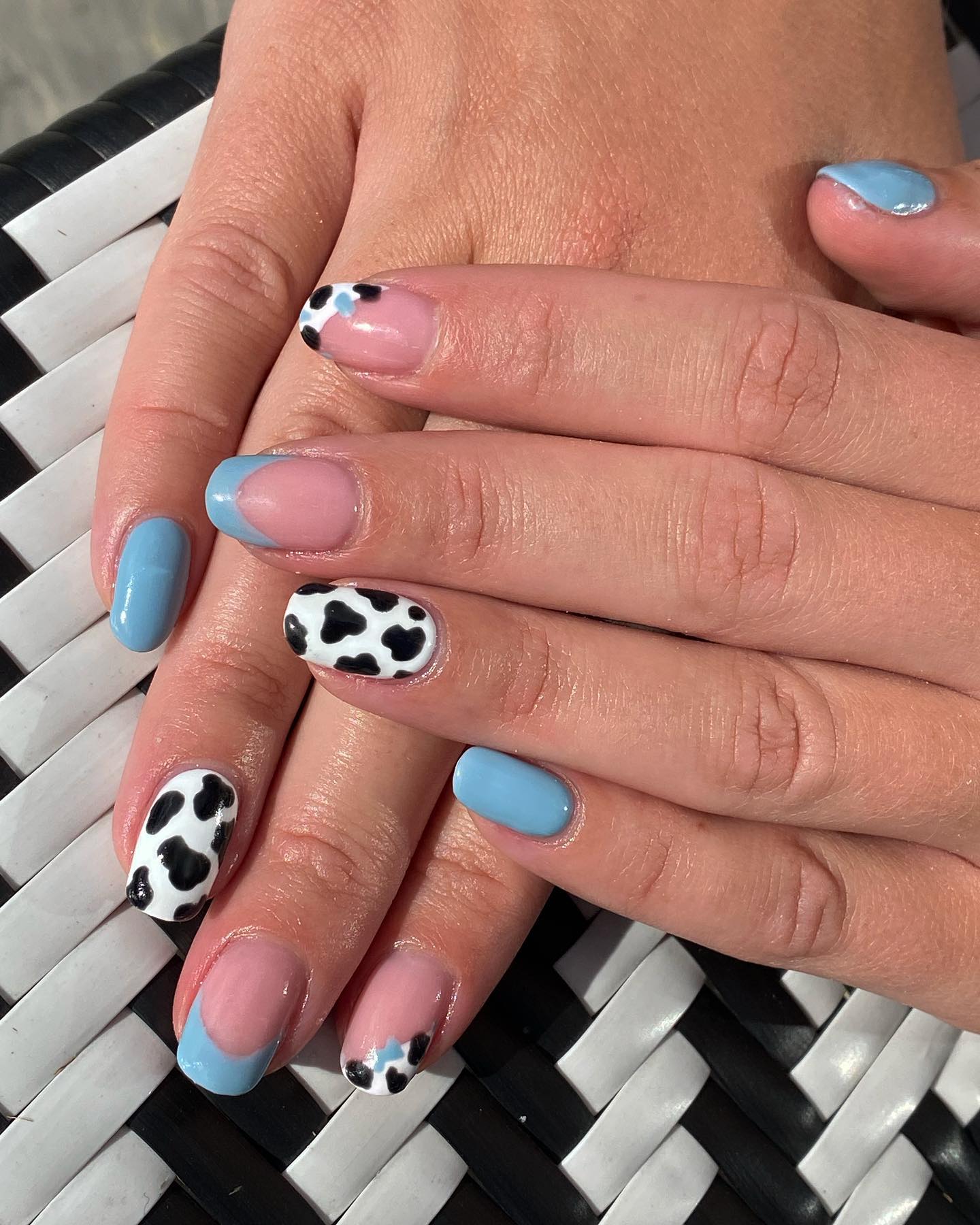This is absolutely amazing! the color is gorgeous, and the cow prints are really unique. Although the nail design above may look like something subtle and complicated, all details create a perfect look.