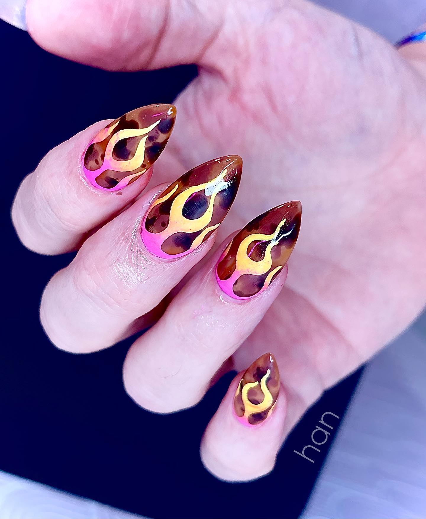  One of the most favourite nail ideas for Autumn is definitely tortoisehell nails. It offers a quite a chic look with its speckled caramel design. Yellow flames are highlighted on top the nails, so go for it.