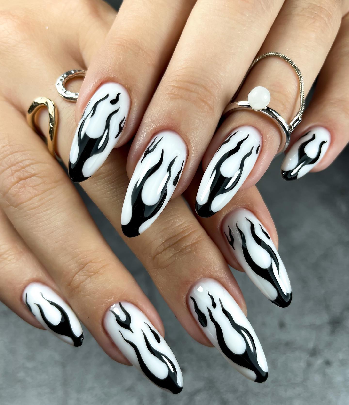 Black and white will never go out of style, so let's how the best color combo on your nails. On a white base, black flames will stand out. Let the black flames change your mood and feel like a star!