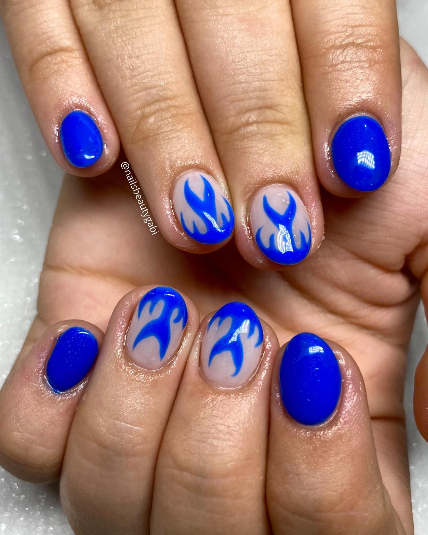 This shade of blue is absolutely amazing! The flame effects used in accent nails reminds of sea waves, so the color is quite matching with this nail art. Let's give it a shot to get the feeling of blue tranquility.