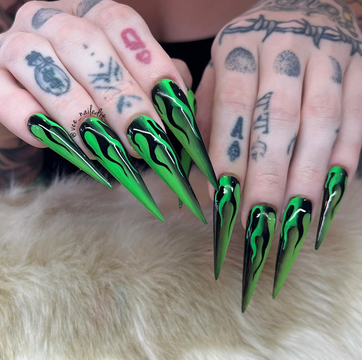 Green and black is a color combo that looks so strong and bold. The combo also symbolizes vitality and growth. For your each nail, apply green nail polish to half of it and the other one black. To give a bolder effect, apply your flame with opposite colors.