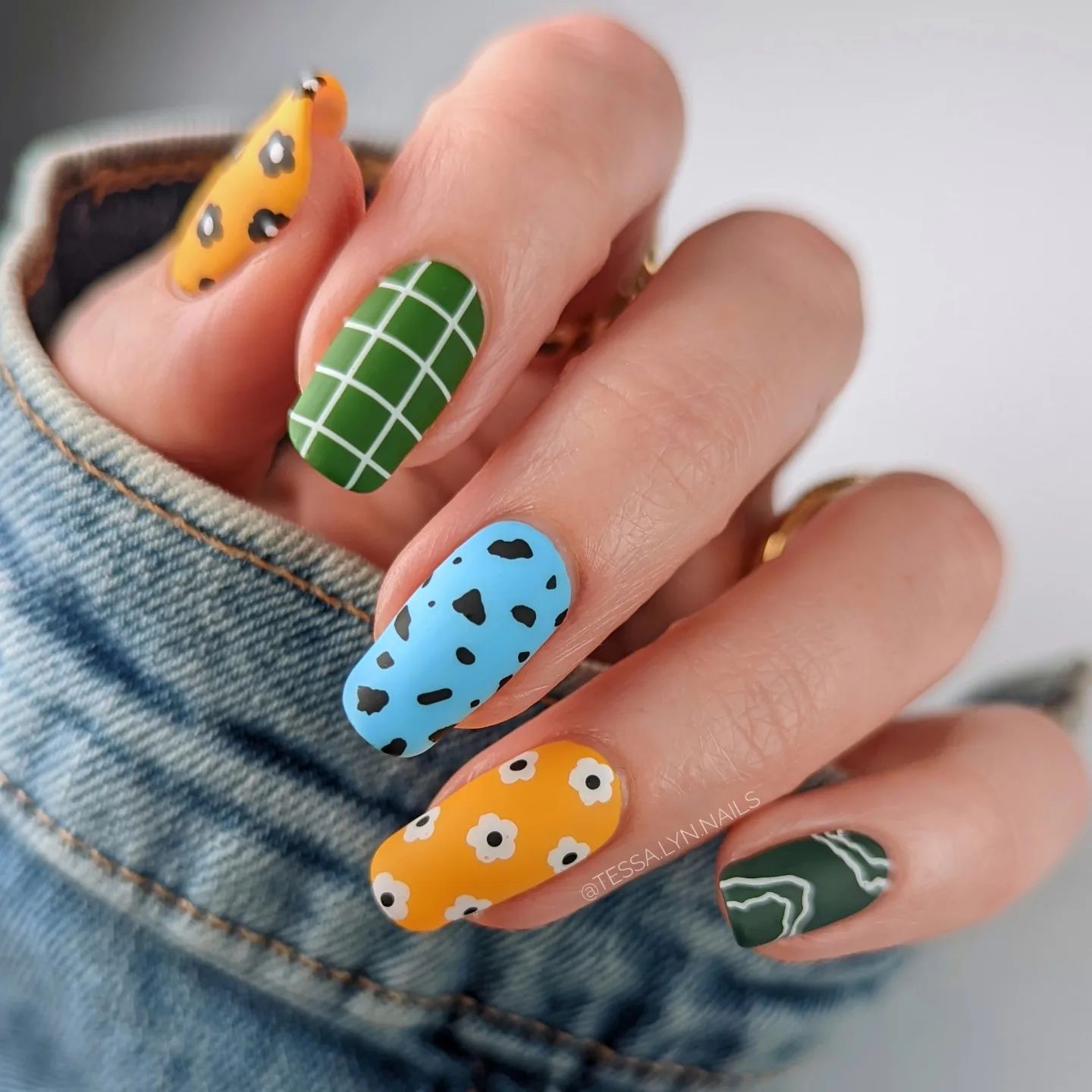 Among different and fabulous nail designs, it is so hard to choose one to apply on your nails. If you are one of these women, cover your colorful matte nails with lines, dots and daisies.