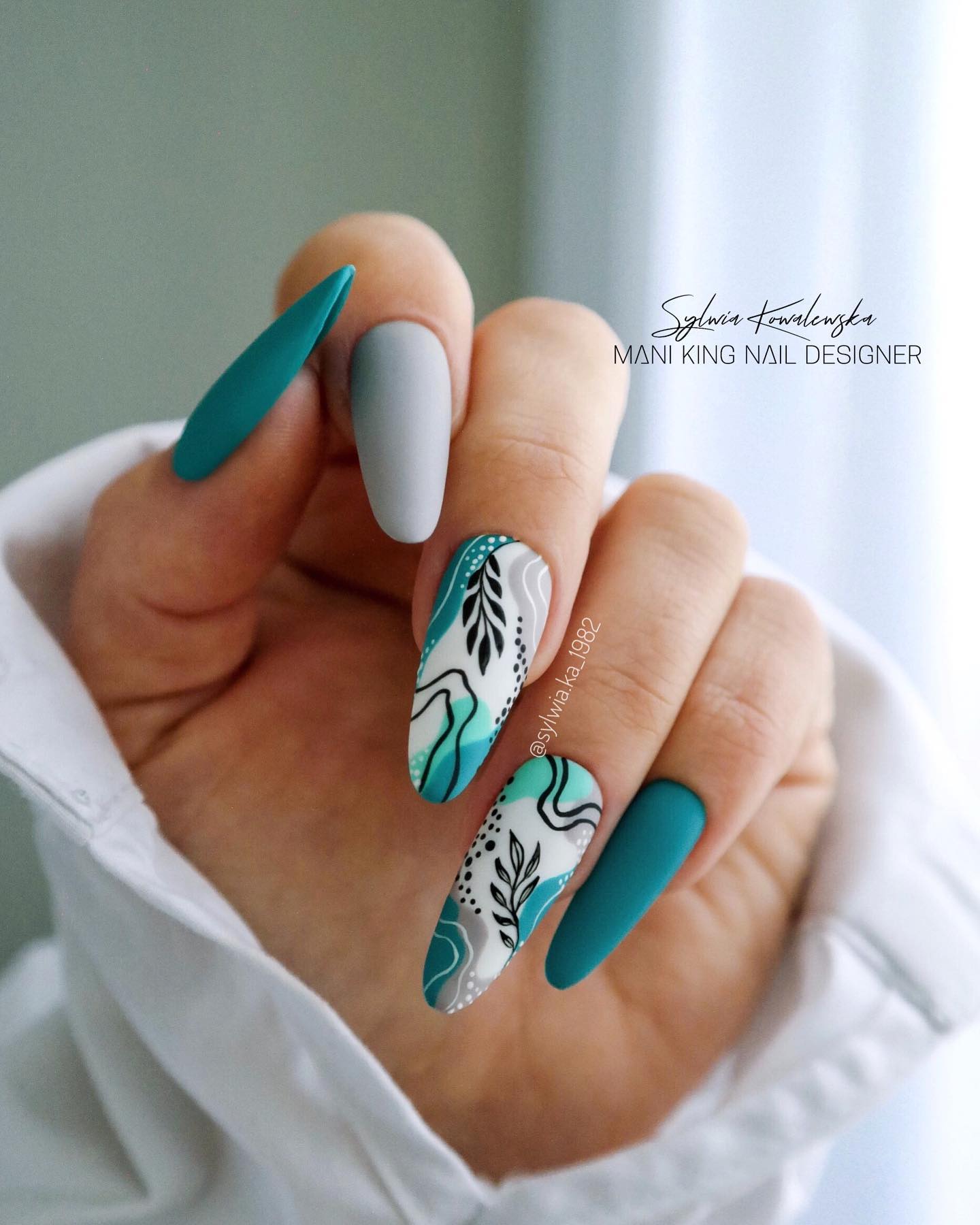 Leaf nail art rocks. It's a good way to go if you want something simple, but it's also easy to make this look more complex by adding a pattern or detailed leaf design like the one above. For your accent nails, use a white matte nail polish and add green color with some leaves.