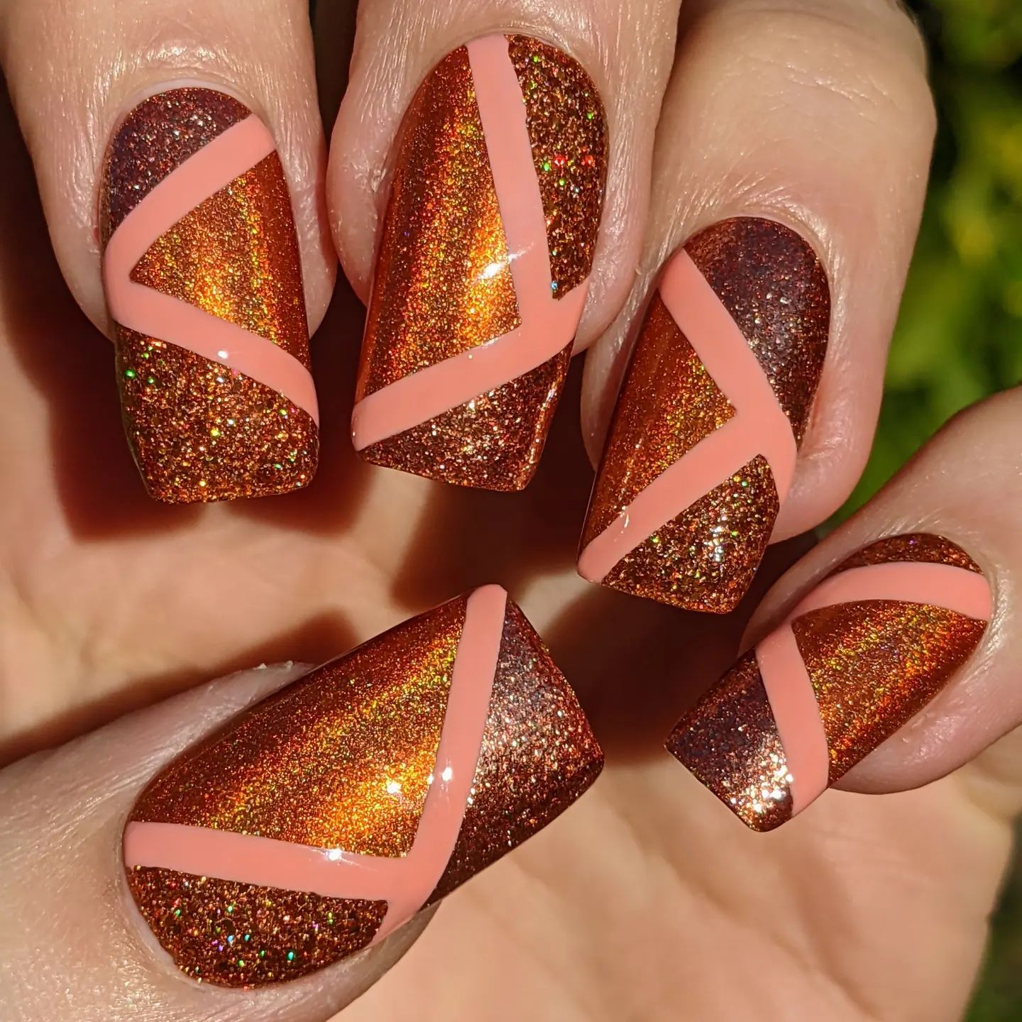 Brown and orange colors get better when they are paired in a nail art like the one above. Every time you move your nails, they will shine in different angles. Doesn't it sound exciting?
