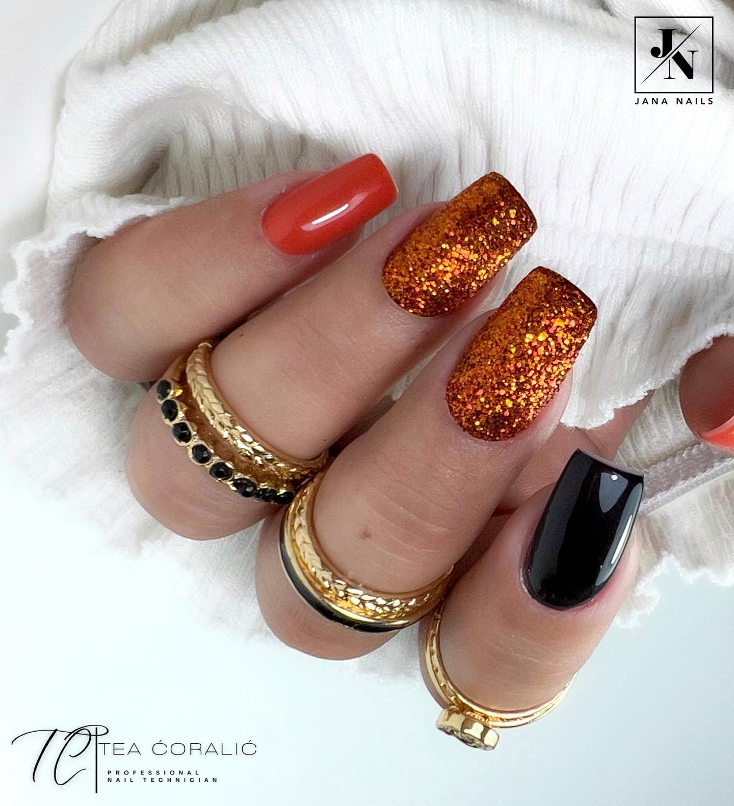 Dark orange is characterized with autumn, evoking a feeling of warmth and comfort. Let's use this beautiful color for your accent nails and cover it with glitters to stand out!