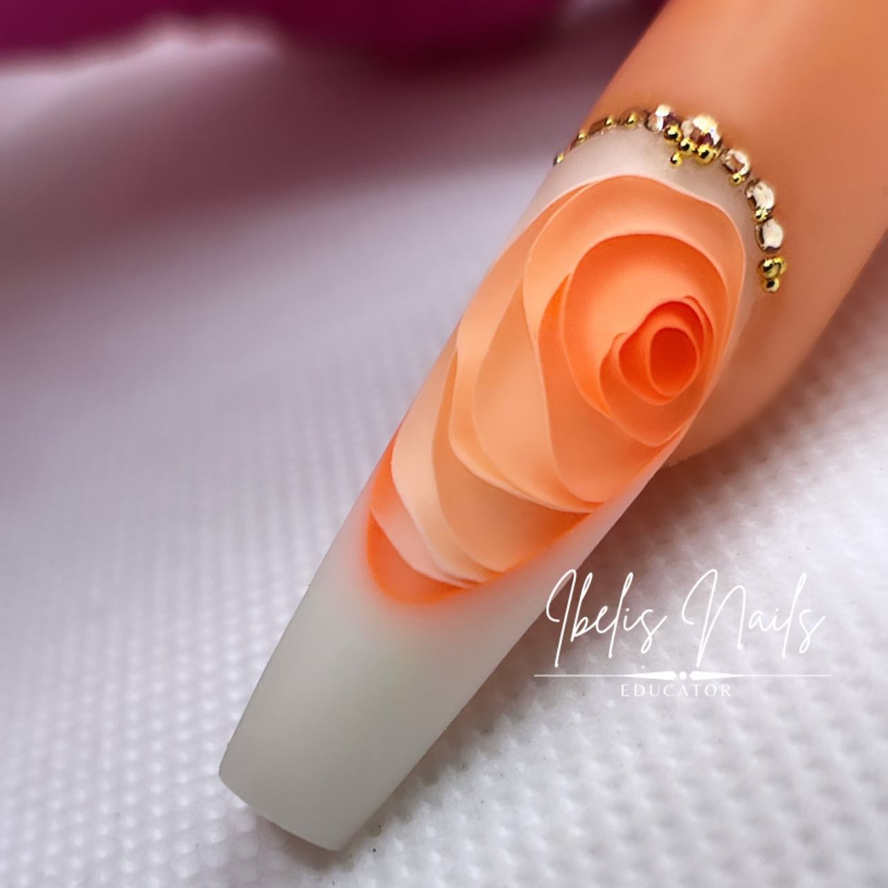 Orange rose is the color of the sun, which means it's bright and warm. Also, it's sweet and refreshing, so why don't you apply it on your nails to feel its warmth? Your ballerina nails will shine out with these roses.