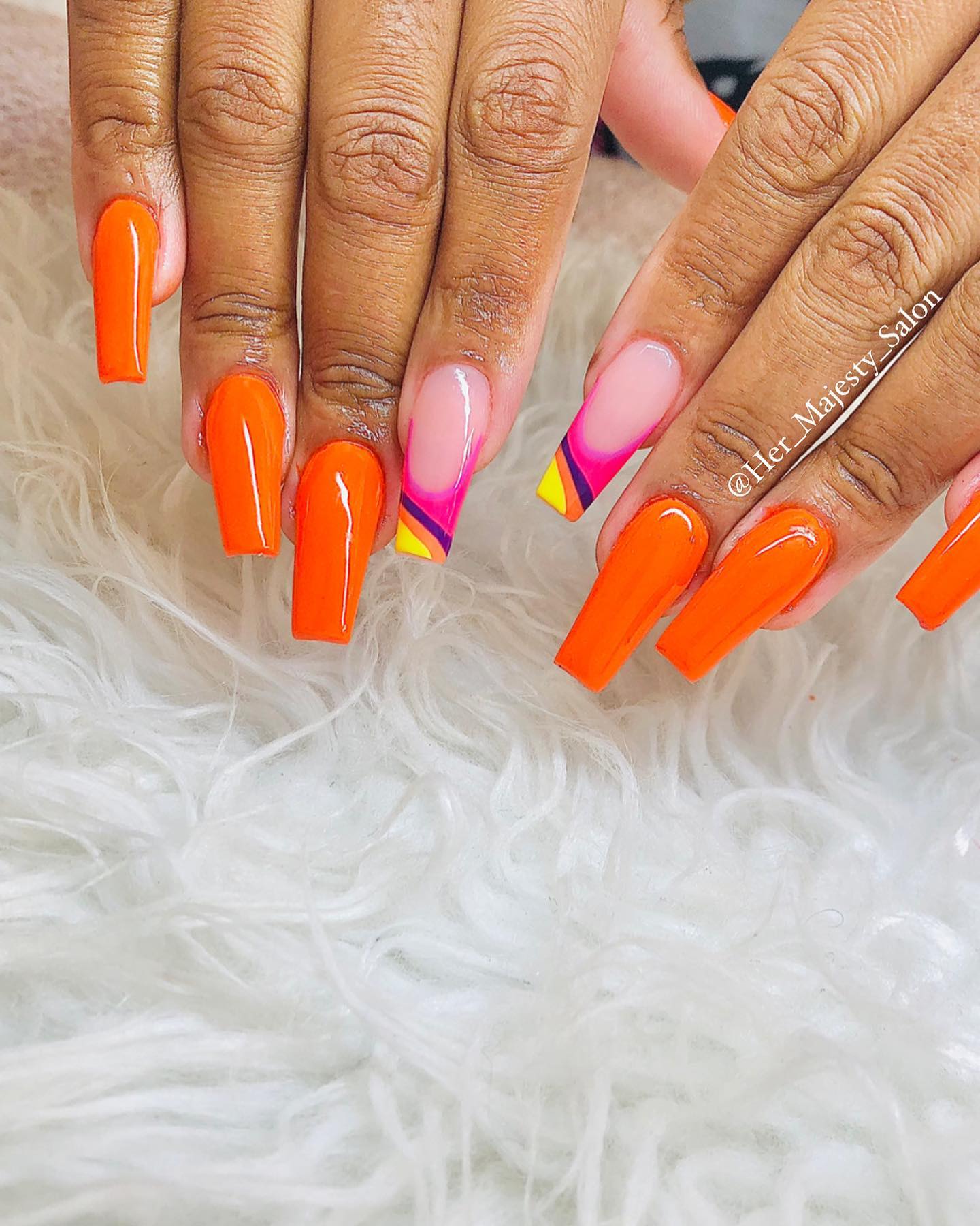 Who doesn't want to feel the summer vibe on her nails when the weather gets warm? Those who are looking for a summer nail idea need to know that one of the best colors for summer is definitely orange! Go and get it.