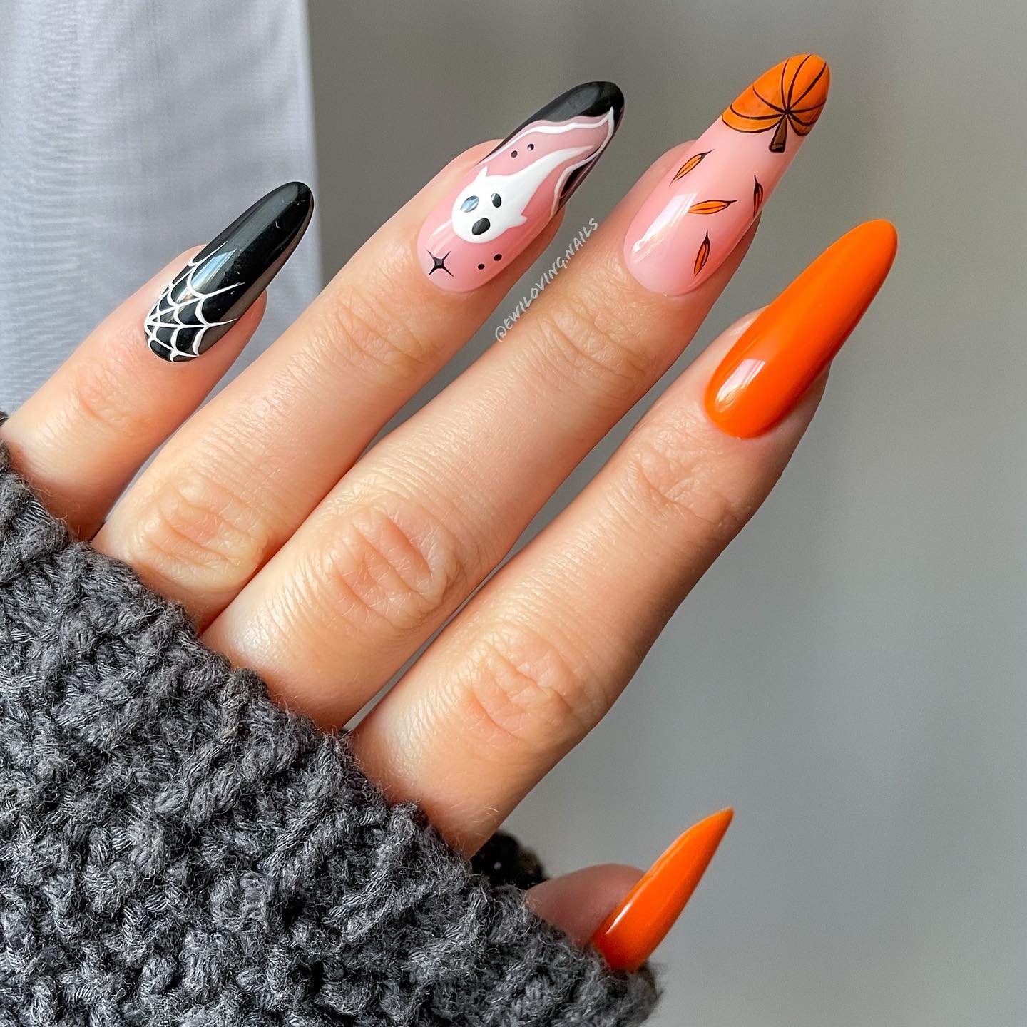 A spider web, a cute ghost and a pumpkin inspired nail art looks great, doesn't it? If you want to be on the stage on Halloween, this is the nail design you should try immediately. With it's perfect lines and shades, no one will take their eyes off you.