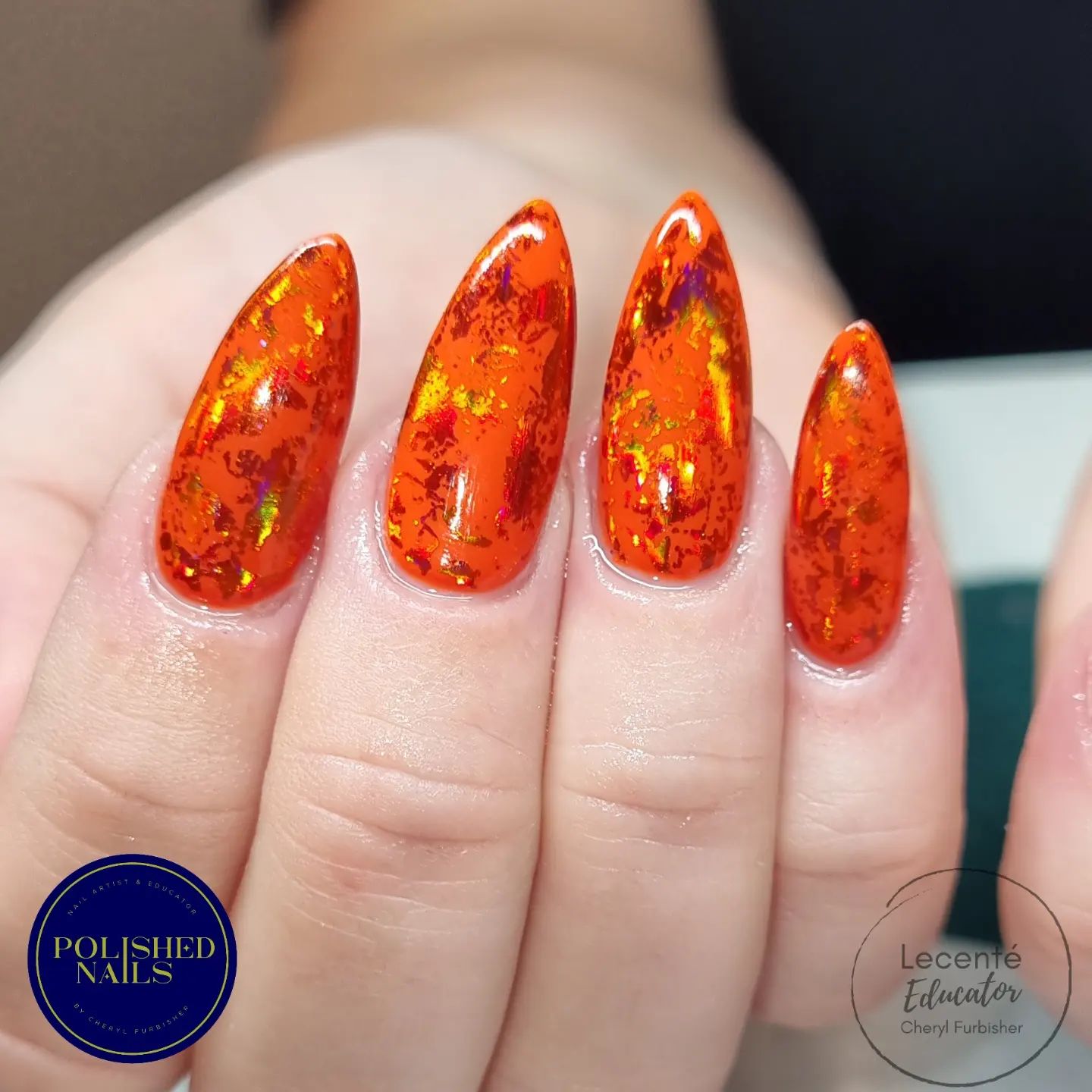 We love the way shiny orange nails look! It's a very daring look, but it would be great for a night out or for a party. What are you waiting for to shine out?
