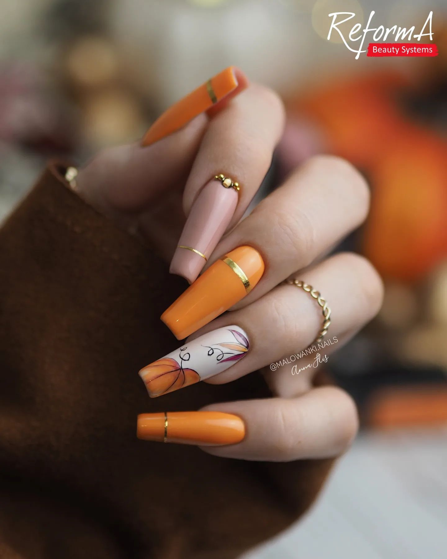 Neon or bright shades of orange is not needed to rock because soft shades are perfect, too. Especially for winter, the nail design above is ready to make you feel elegant.