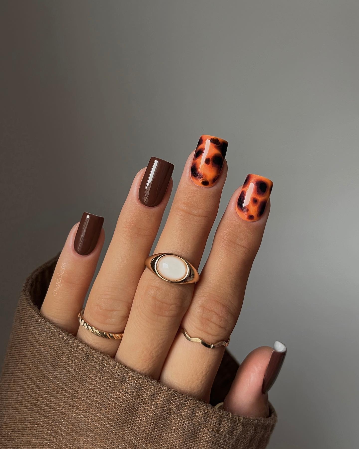 This animal print nail art is super fun. Can you spot how brown really pops against the orange? Your square mani will stand out with this nail art and we have to say that it's perfect for autumn!