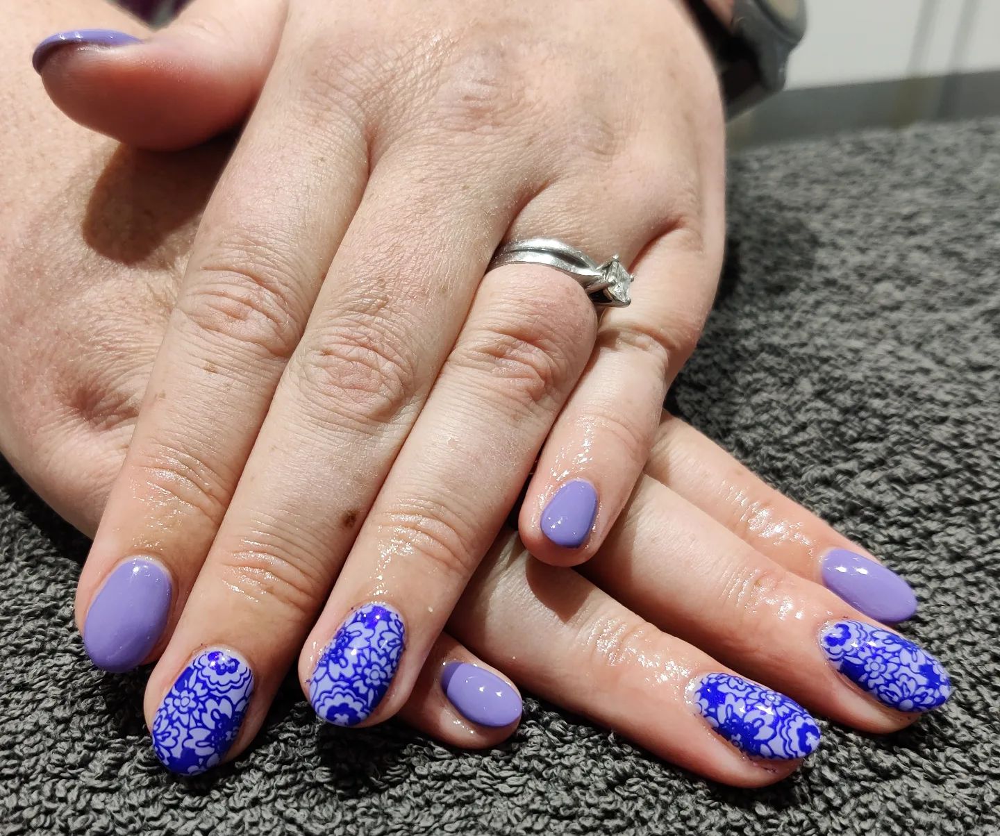 Light purple floral nails are a great way to add some color and pattern to your nails without getting too crazy. If you don't want a very subtle one, we suggest you to apply floral nail art to your accent nails. You will rock with these oval nails.