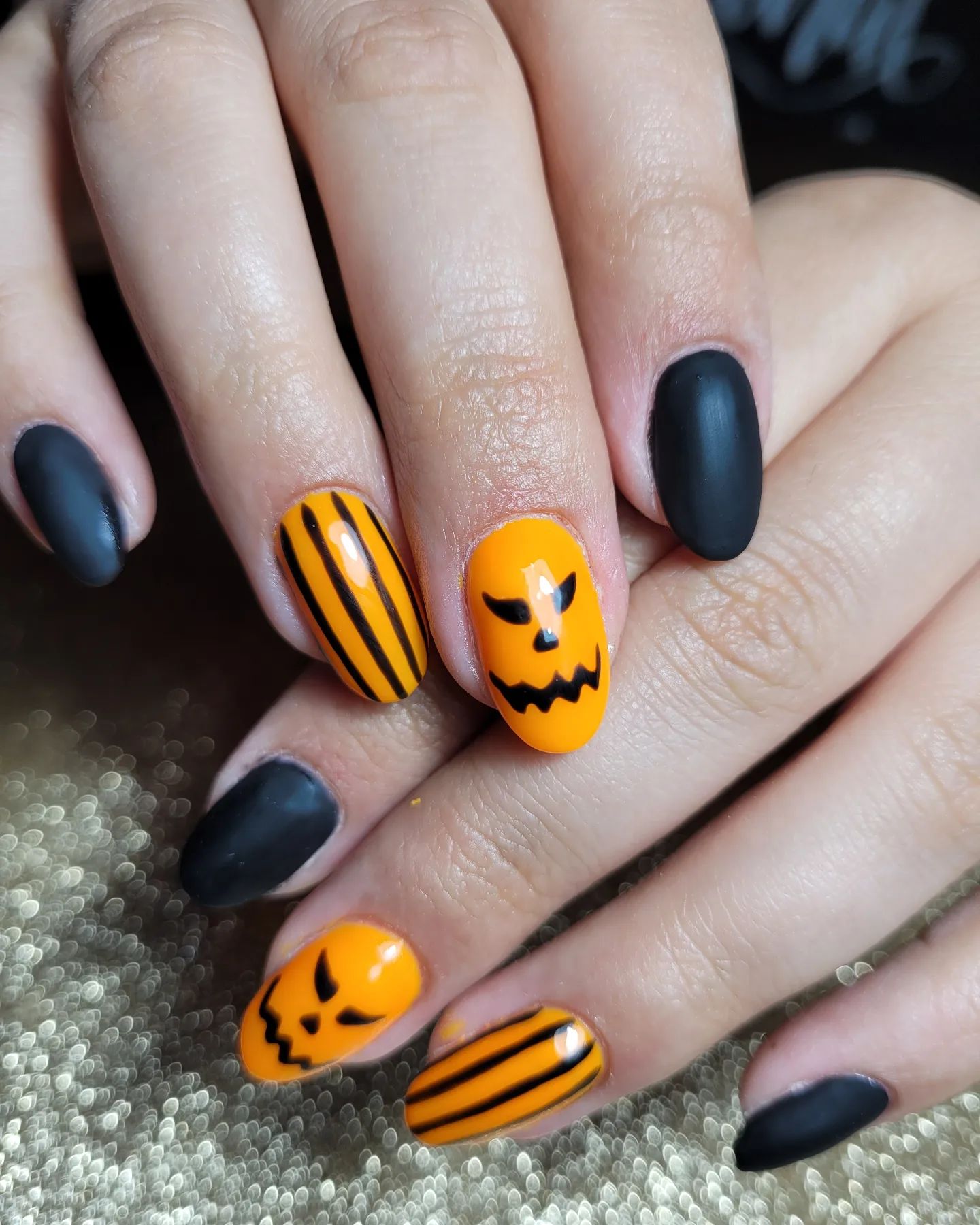 Halloween nail art is the most popular holiday-themed nail art. With this matte black and shiny orange nails, you will get in the spirit of the season quickly. Also, it's pretty easy to do too! Draw black vertical lines for one accent nail and a scary face to the other.
