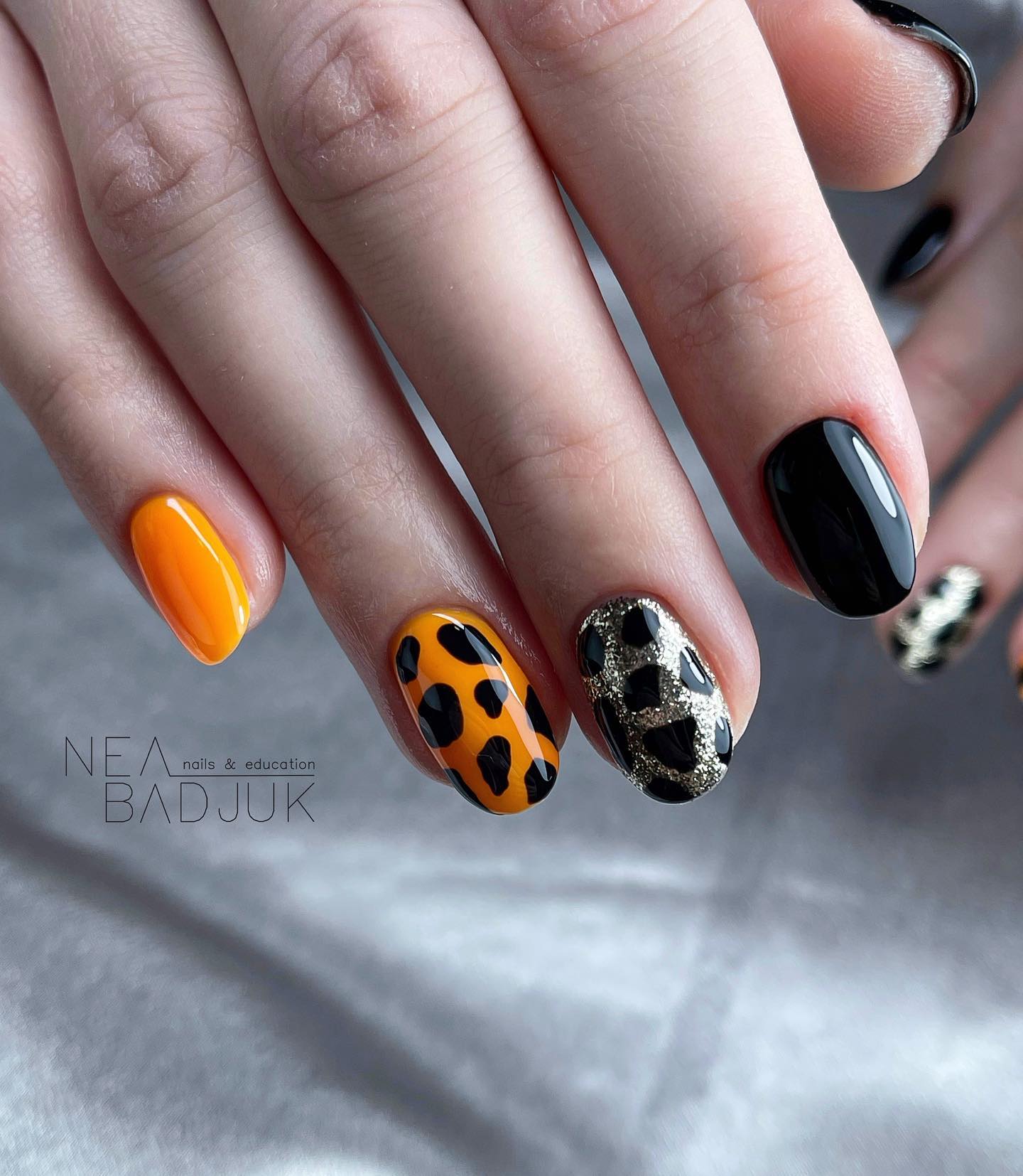 When it comes to choose one nail design, most women become indecisive and if you are one of those, don't feel alone. Among a wide variety of nail designs, choosing one design is super-hard! So, why not using a few of them in one nail design? Use a leopard print with black, orange and glittered nail polishes.