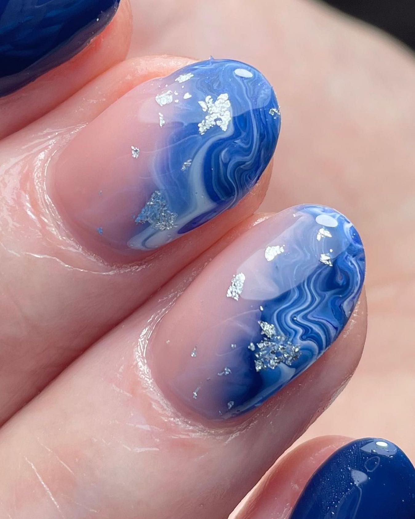Marble blue nails are the perfect way to elevate your look this season. The marble effect is so popular right now, and it looks amazing on different skin tones. Let's have marble nail art for your oval accent nails to rock!