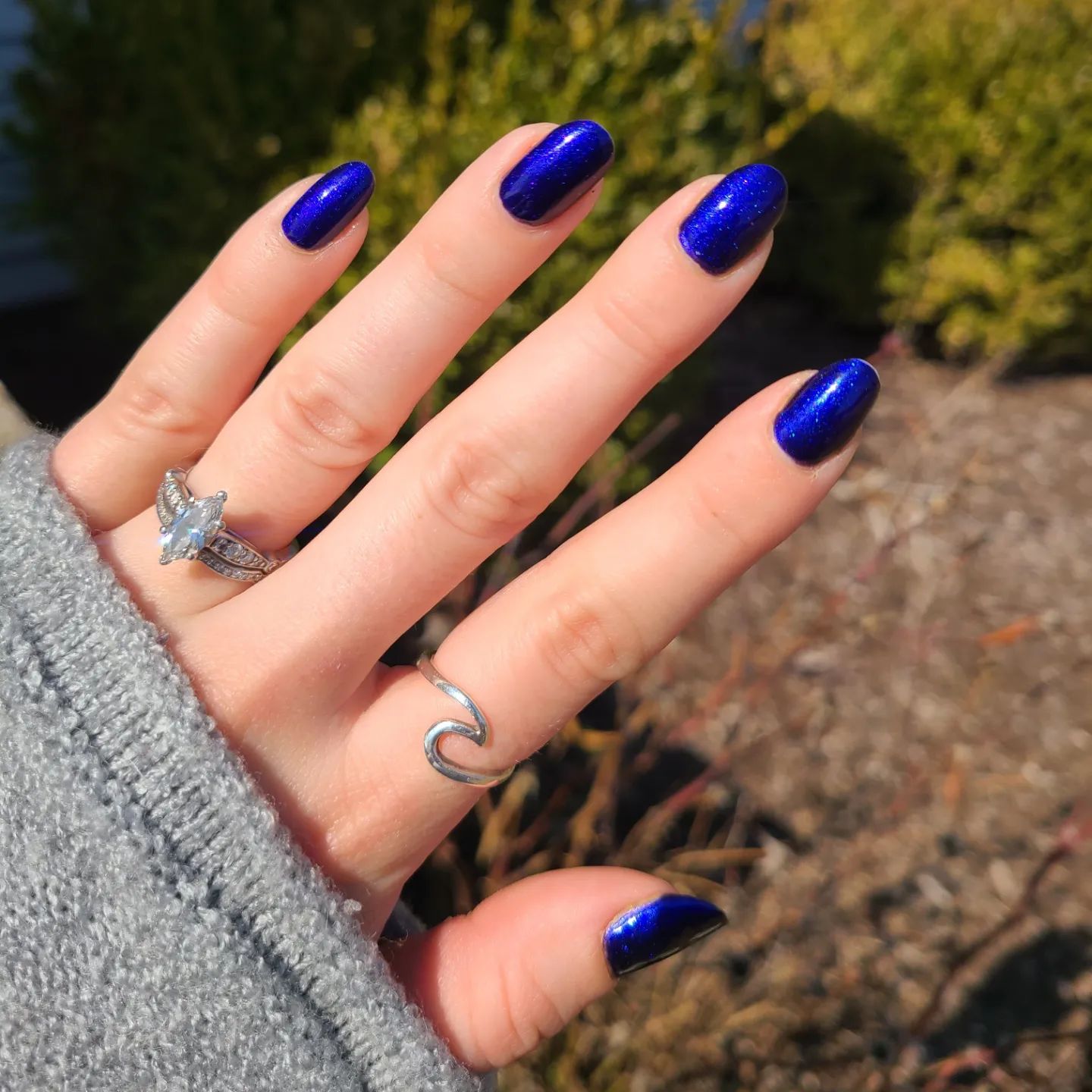 In the design above, navy blue nails have such a strong statement that it is hard to take one's eyes off them. Navy blue color symbolizes power, authority and stability. So what are you waiting for to get these?