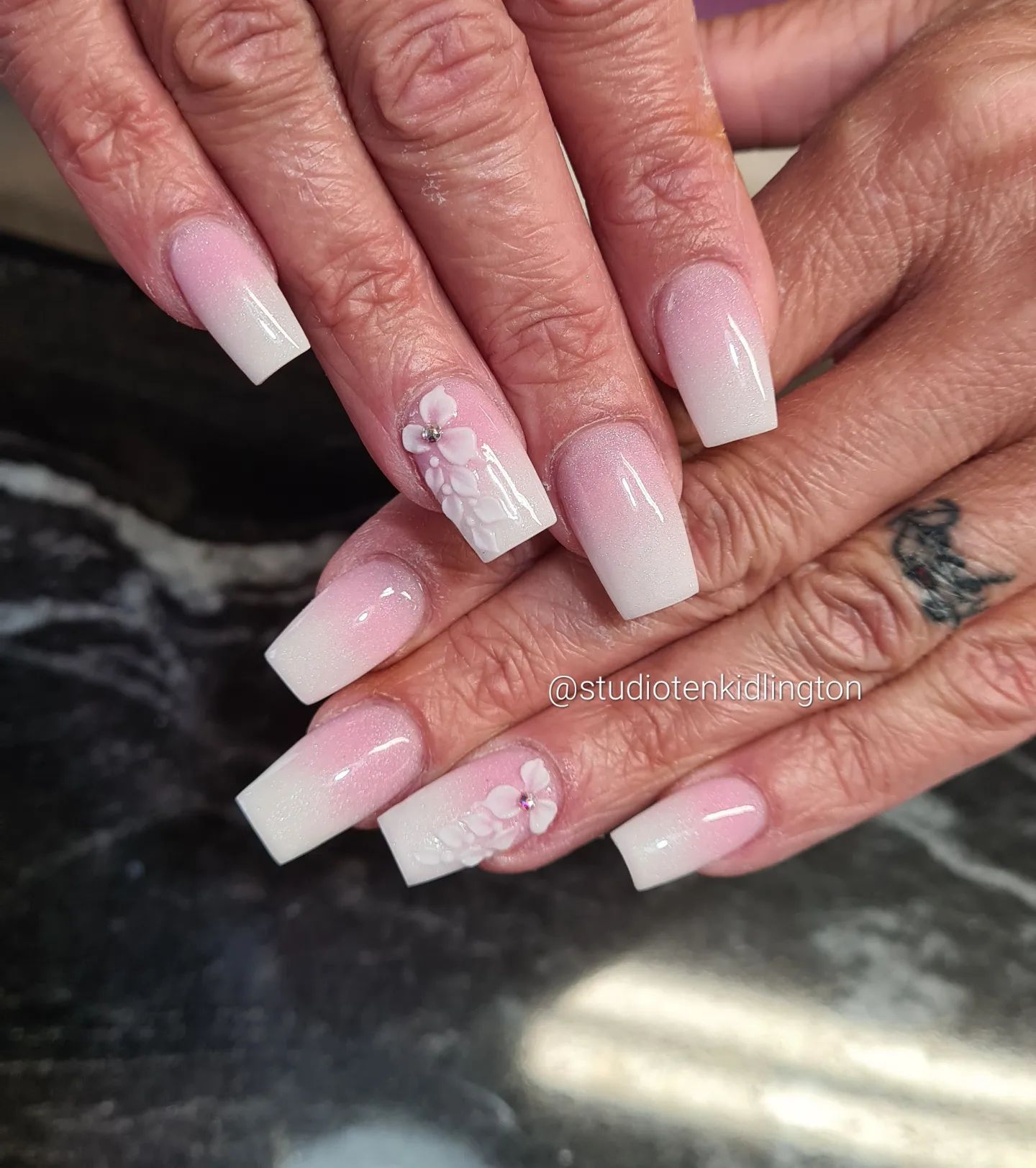  When we talk about pink and white colors, one of the first things that come to mind is flowers. That's why, you can match these colors with a flower nail art for your accent nails. The white color is on the foreground and it looks so pure.