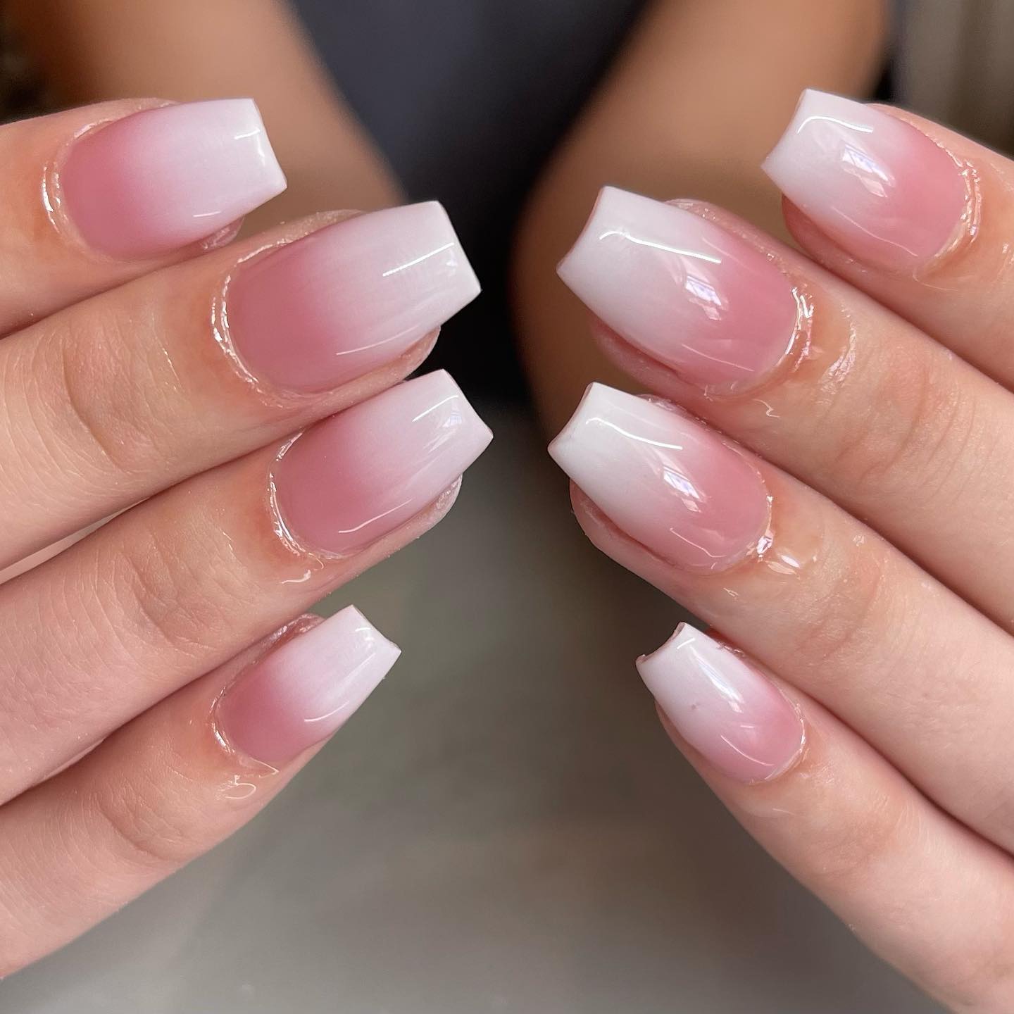 Wanna show everyone that you have a good taste? This bright and neat nail design will help you show everyone that you are a cool girl. Let's show off your beautiful long square ombre nails.