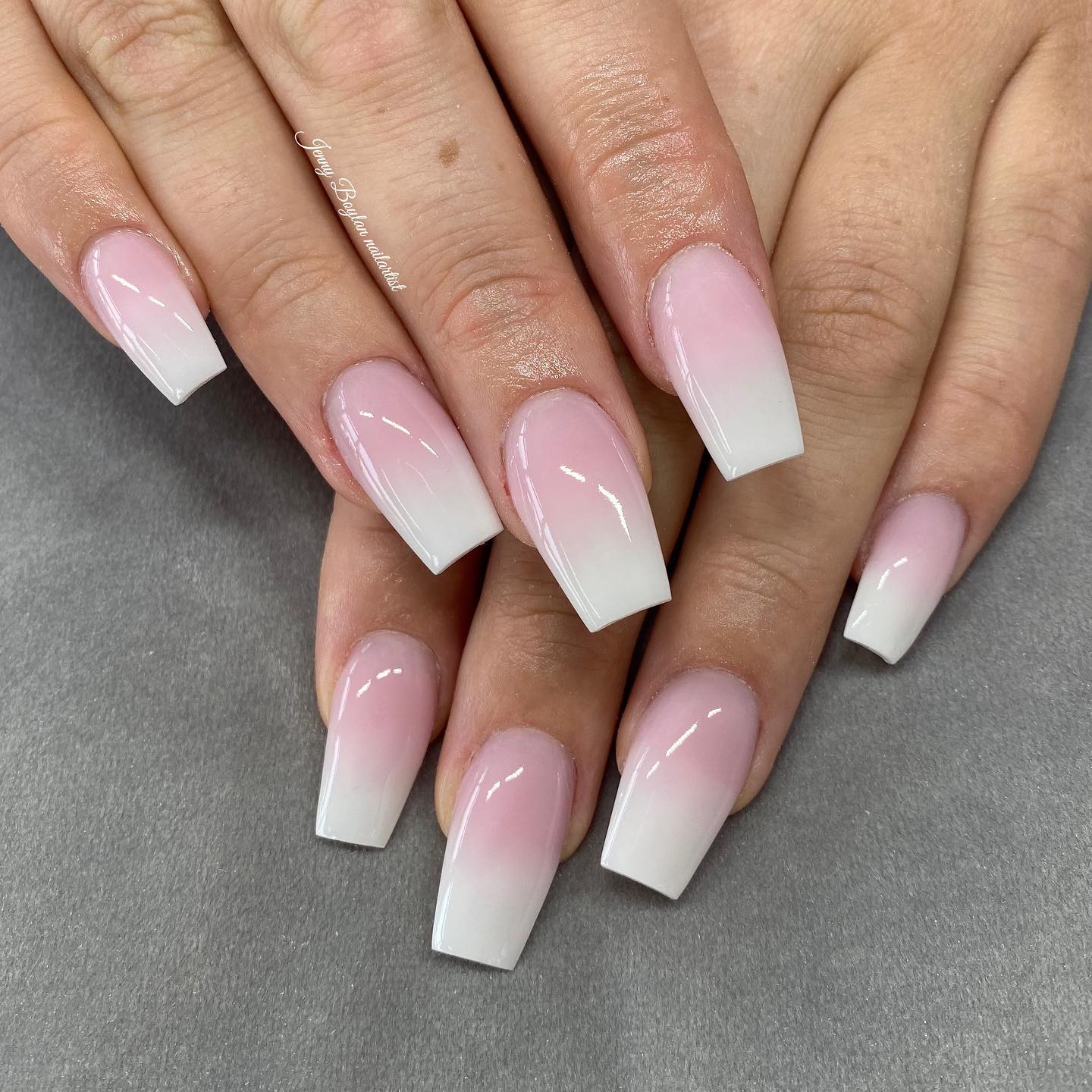 Gel nails help you get a quite fabulous look that it is not hard to say they take your nails to a different level. As you see above, the transition between pink and white is super-neat. Plus, these two colors are so matching.