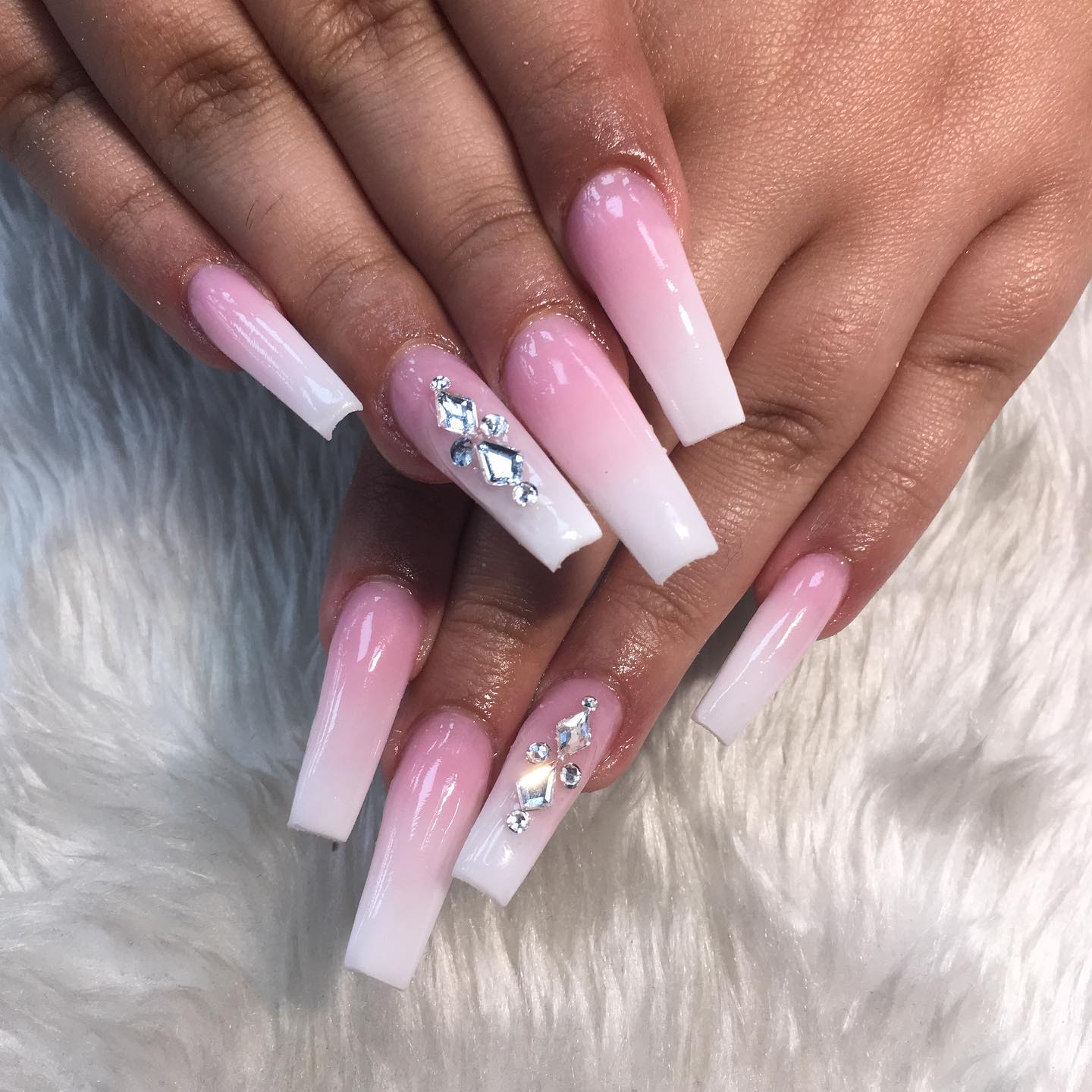 Gems are always there for us to decorate our nails and let them shine with a final touch. Big size of gems are quite bold and amazing, so why don't you apply them for your ombre nails?