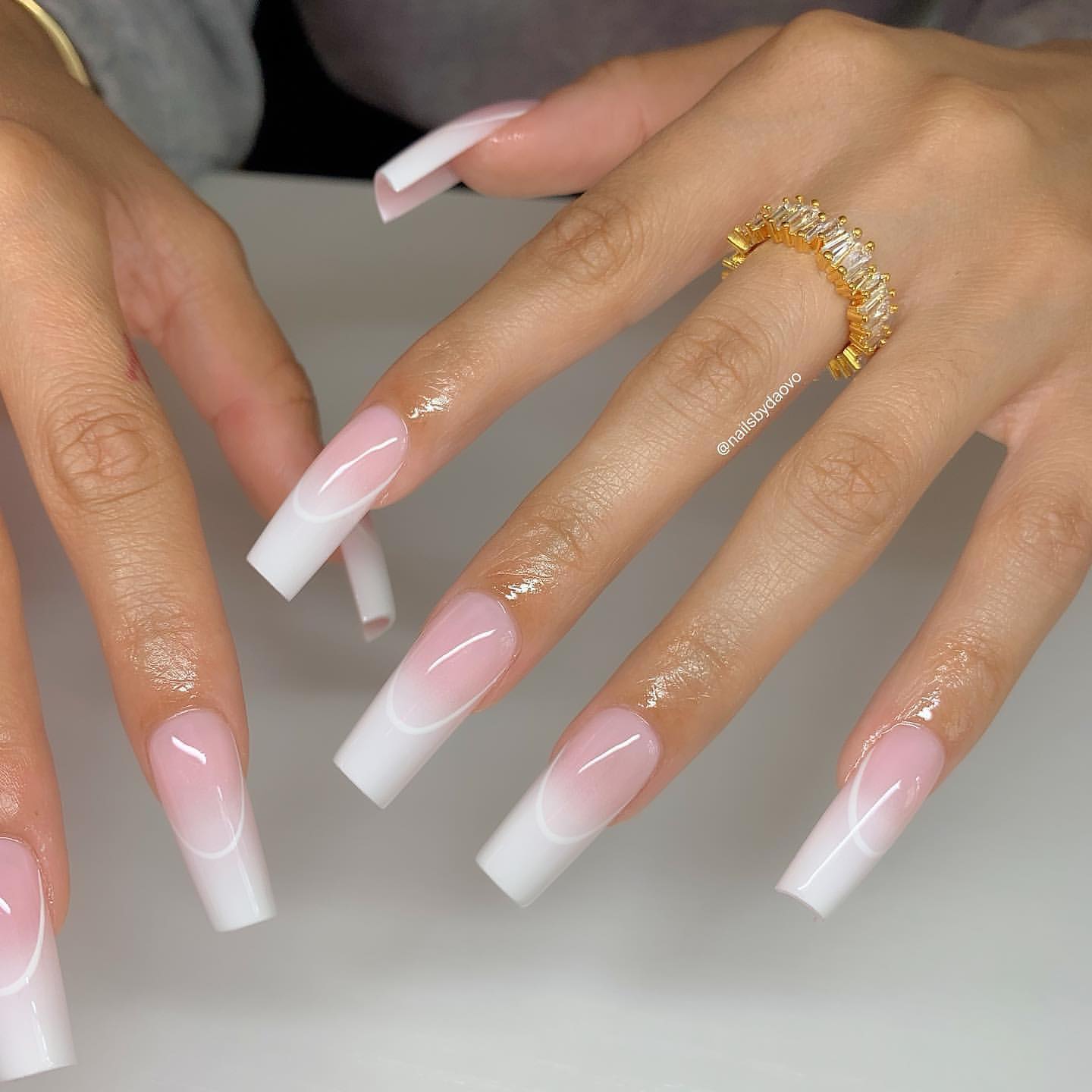 Have you ever seen such a perfect ombre nails? This nail design is absolutely flawless. With long square nails, it seems like ombre design is best suited. Let's go and get these as soon as possible.