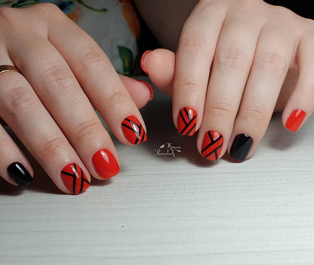 It is possible to look chic with your short nails, too. Have an black accent nail on your ring finger while the other ones are blood red. The striking part is that black lines are used to create this look. Go and get it.