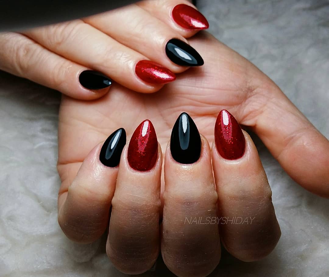 Who says short nails do not look nice? When you apply black and glittered red nail polishes together, your short stiletto nails will shine out. Give it a shot.