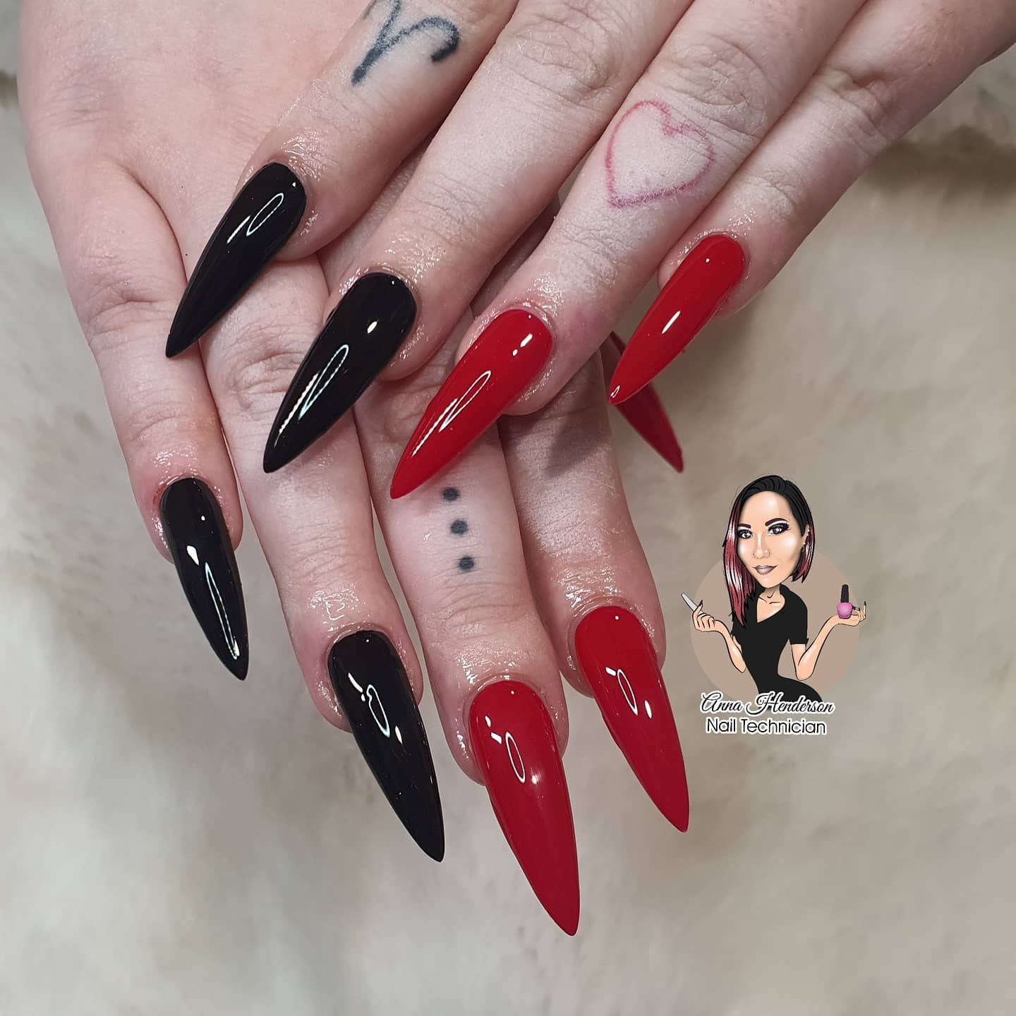 It is so hard to resist these sassy black and red nails, isn't it? With their perfect application, these nail polishes are great to achieve a cool look. Go and show your feminity to everyone.