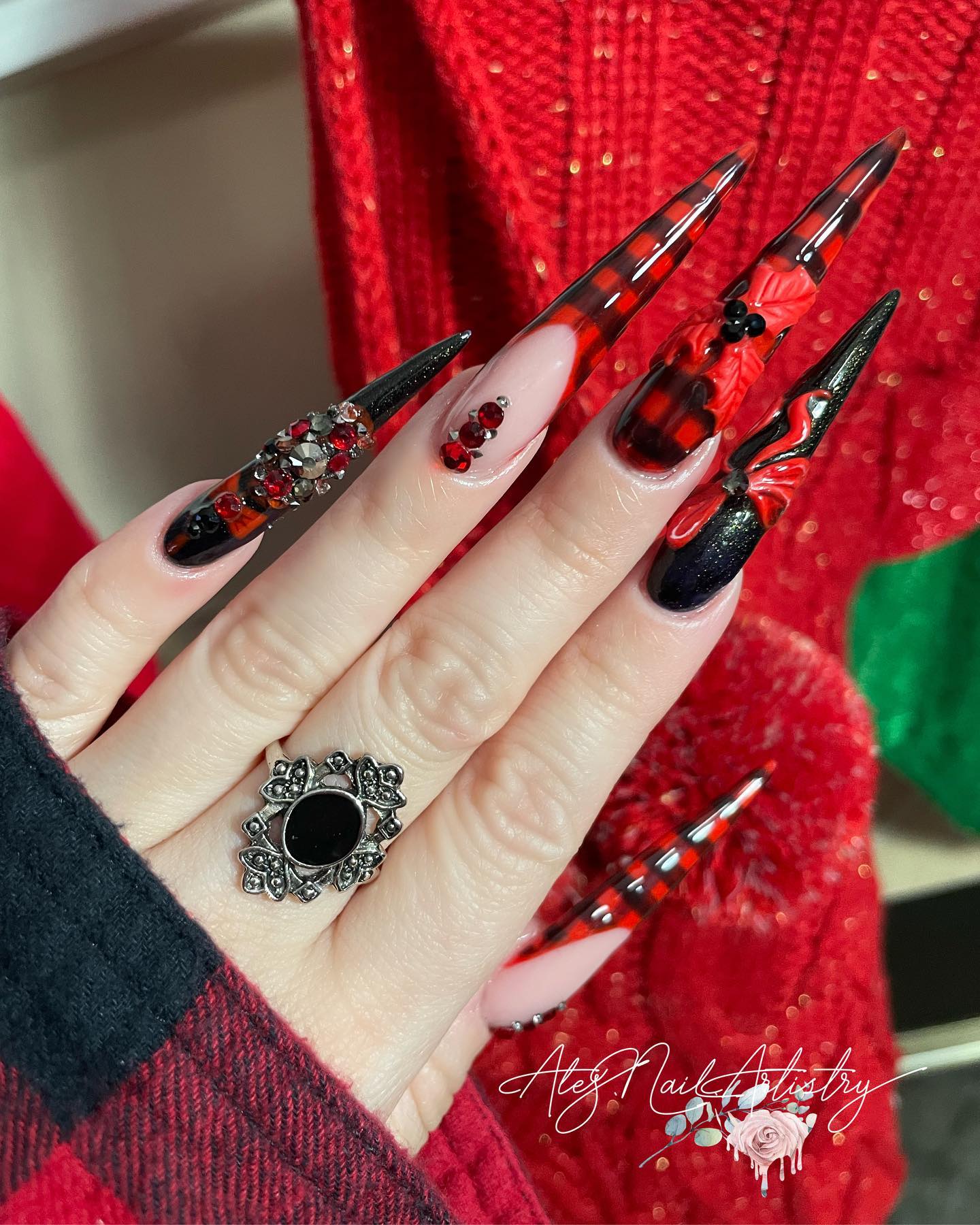 It seems like it will take a very long time to achieve this nail art but don't worry. A professional nail artist can do it perfectly. Christmas is a perfect time of the year to celebrate, so let's have fun with your nails.
