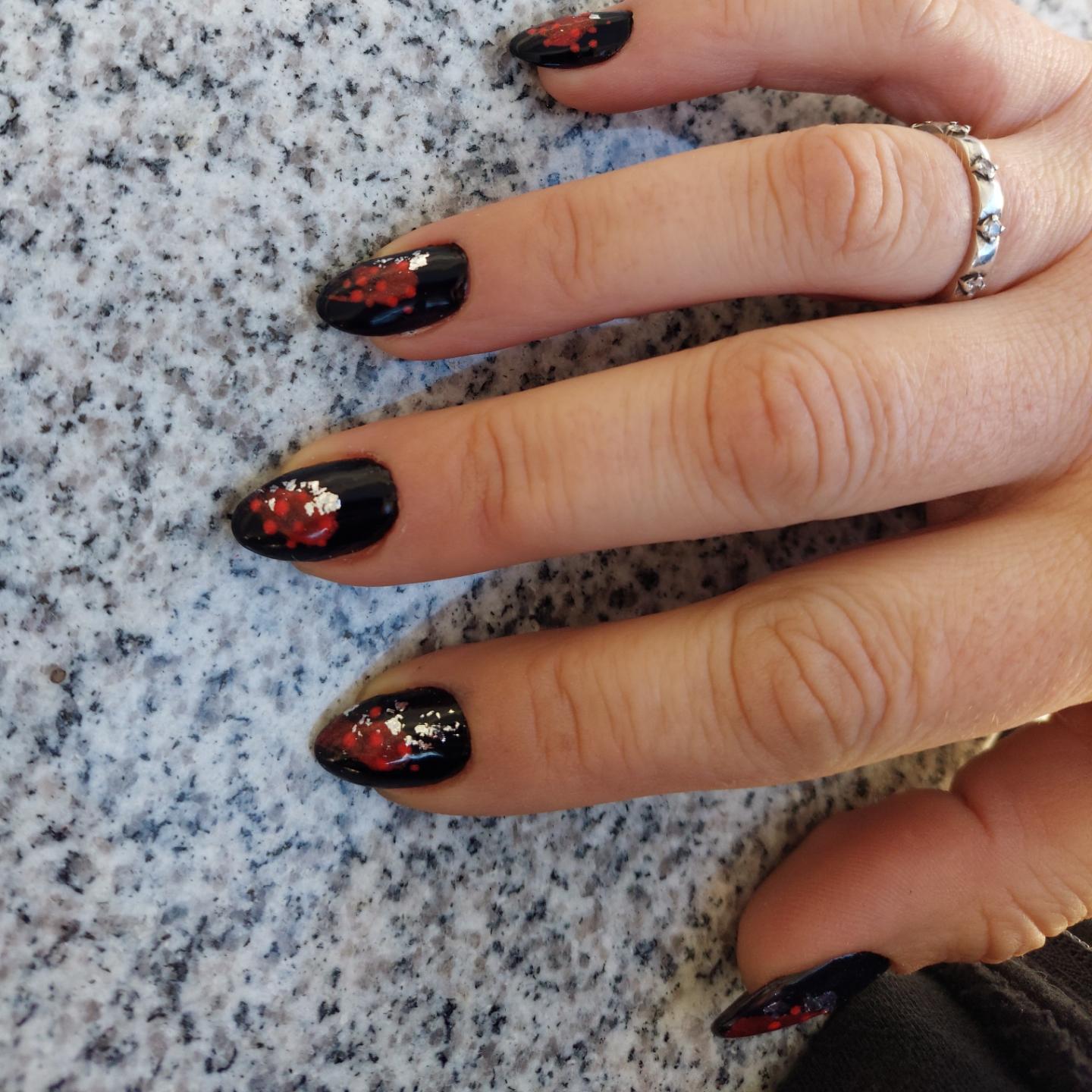  Wanna shine like a star? If your answer is yes, you have to try this design out. It's not hard, so you can create this look by yourself. Silver and red particles can be splashed on your black nails to get this simple but chic nail design.