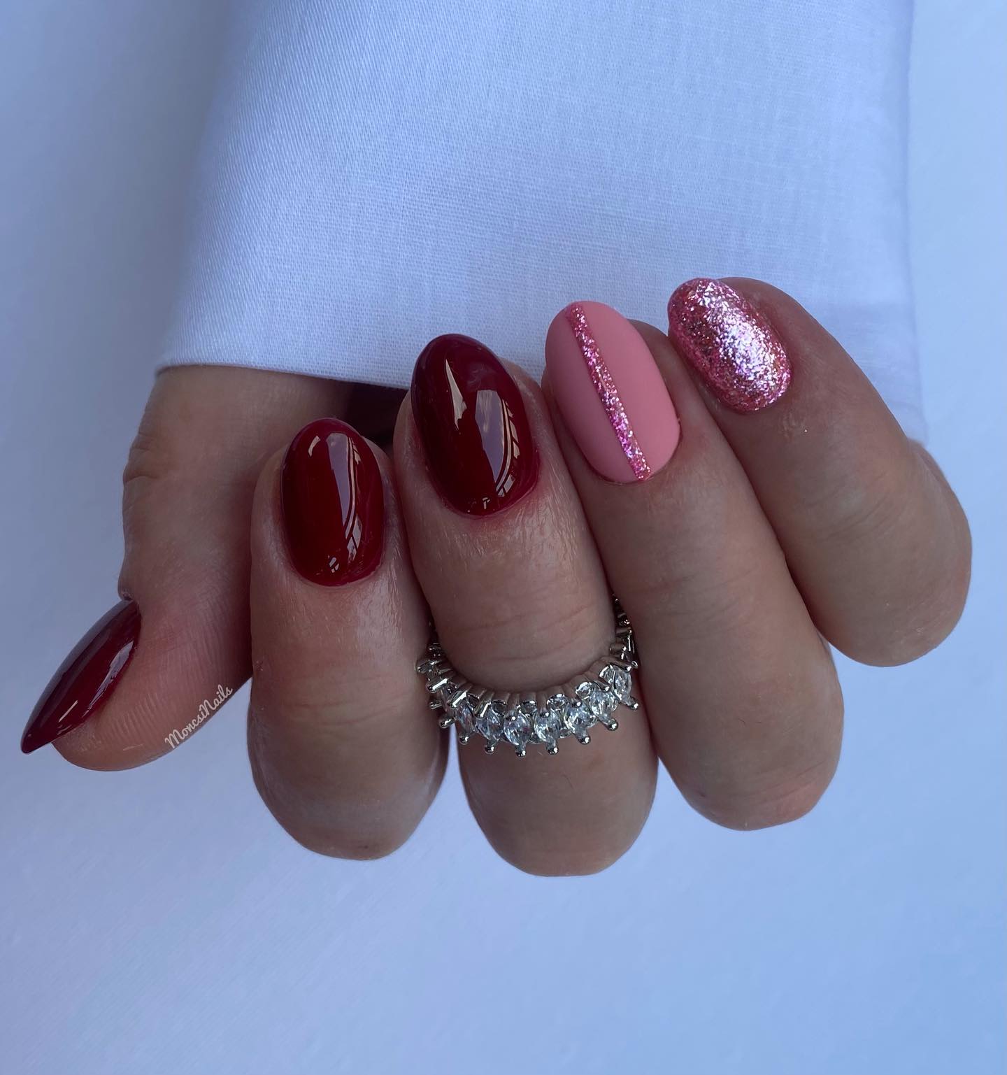 Las uñas rojas y rosas son colores muy populares en el mundo del nail art.  Estos colores desprenden energía cálida y positiva.  ¡Vamos a mezclarlos en tus uñas cortas con brillos!