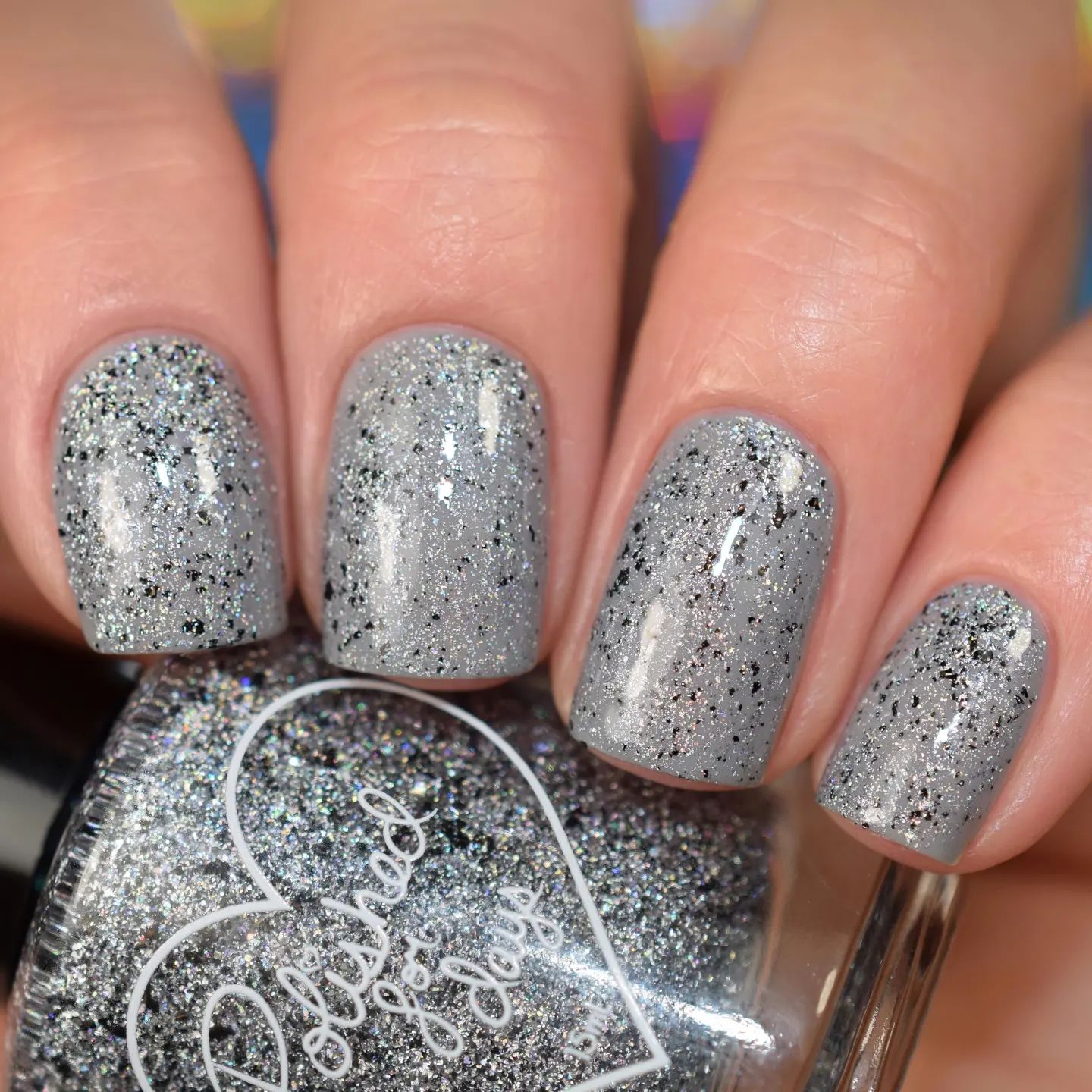 Silvery glittered nails are a great way to add some sparkle to your look. They're a great way to spice up your everyday manicure, or even just to add some bling for a special occasion.