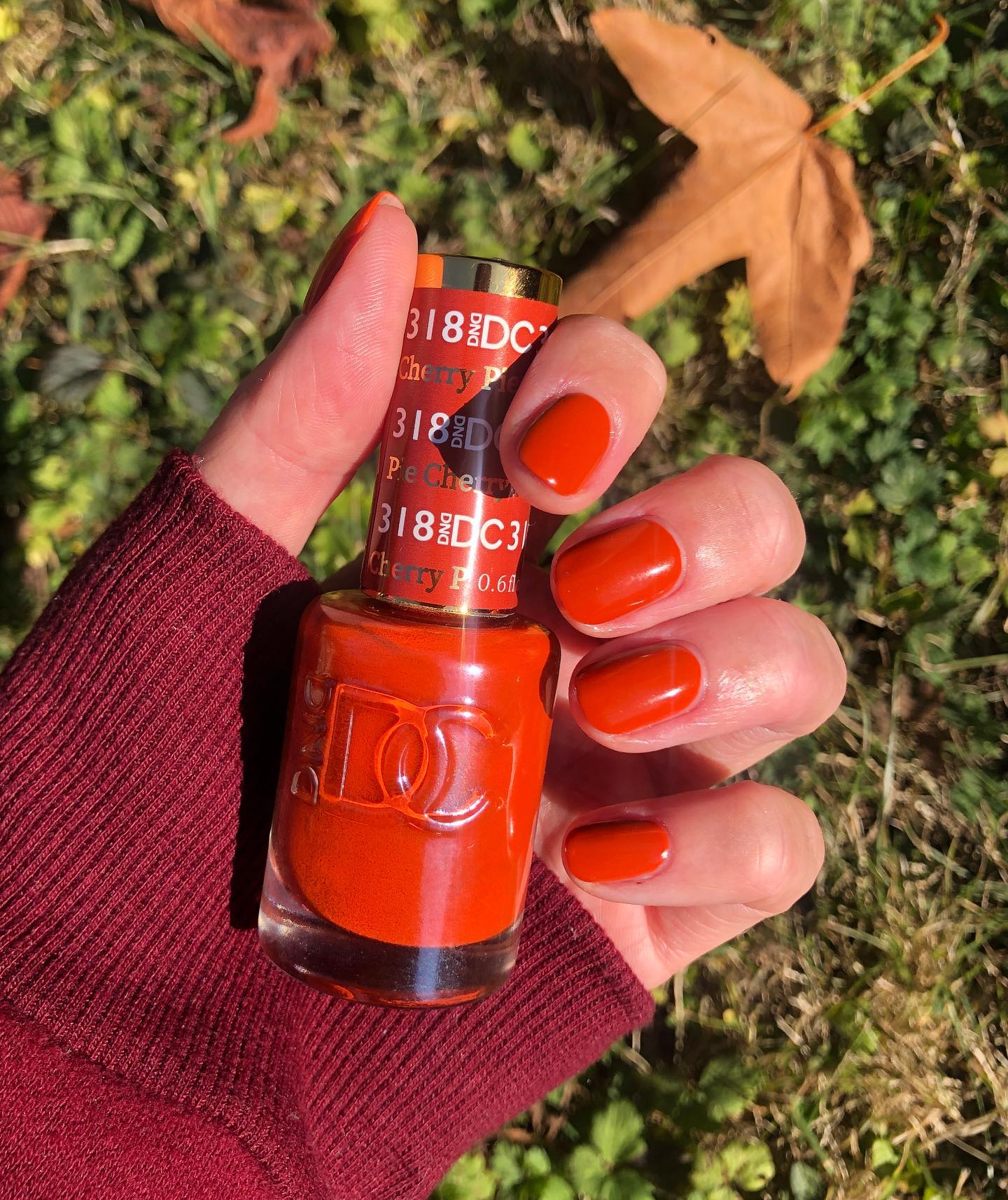 Short red nails are a great way to add some color to your outfit without being too loud. We think that they can be great for work or a night out, depending on the color you choose.