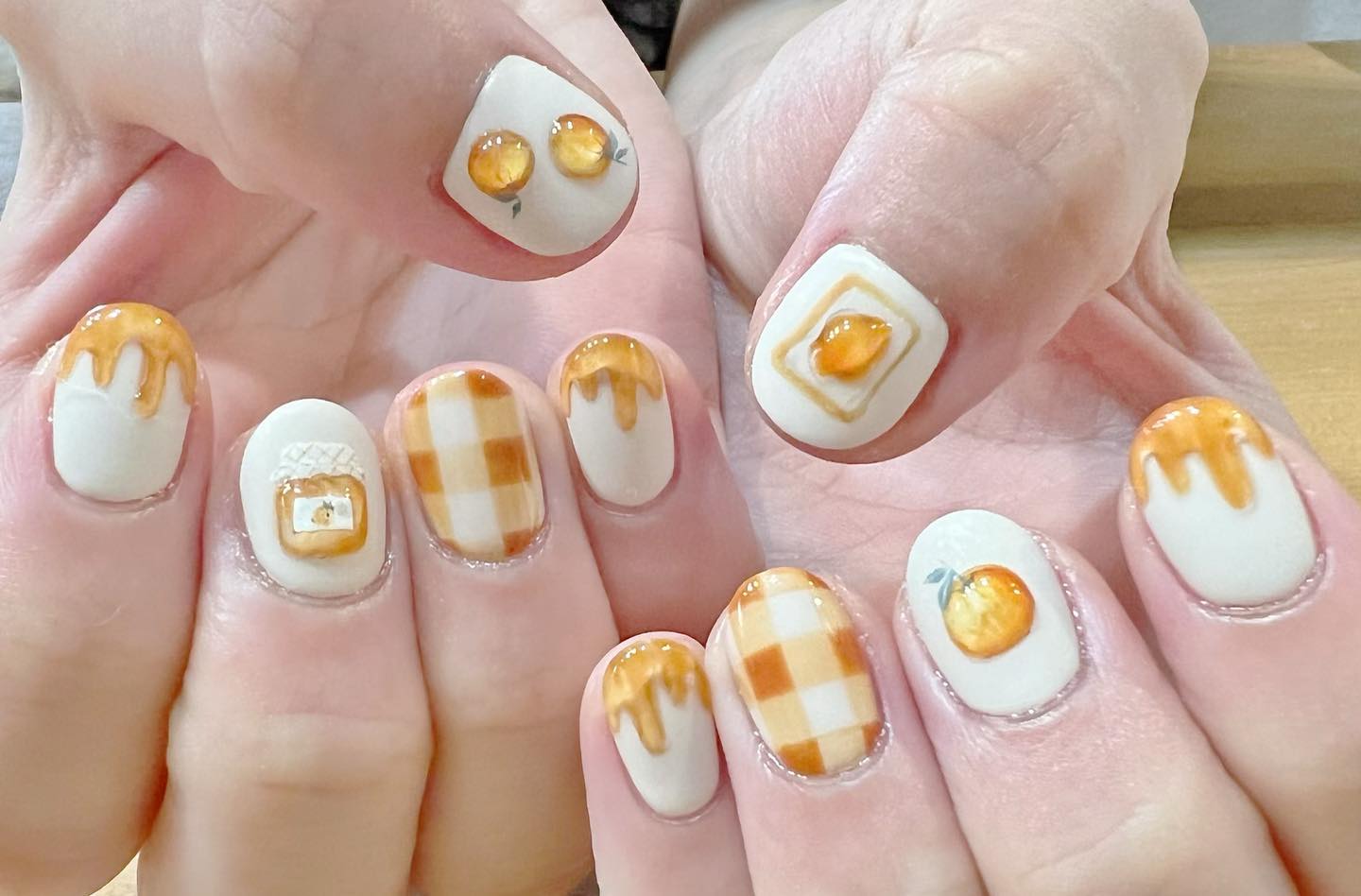 Who doesn't love breakfast? And who wouldn't want to wear a magical little piece of it on their fingers? Paint your nails with honey, bread and orange jam.